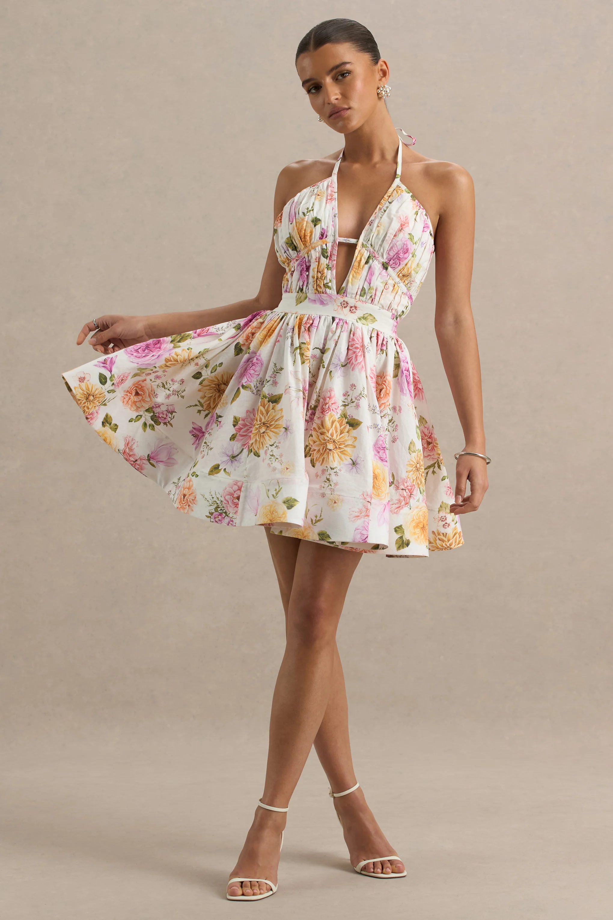 Kasey | Cremefarbenes Halterneck-Minikleid mit Blumenmuster und Rüschen - Image 5