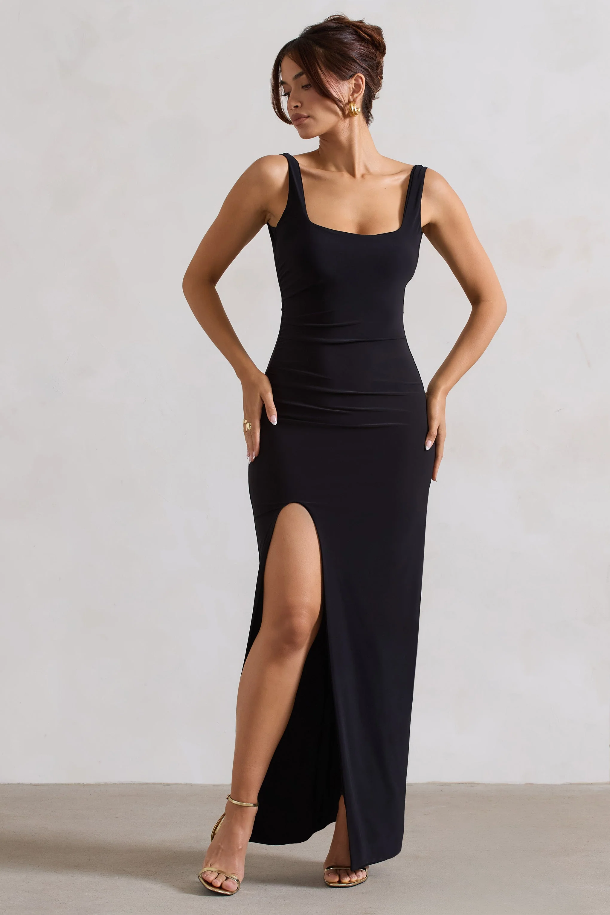 Kate | Schwarzes Maxikleid mit quadratischem Ausschnitt, tiefem Rückenausschnitt und seitlichem Beinschlitz - Image 4
