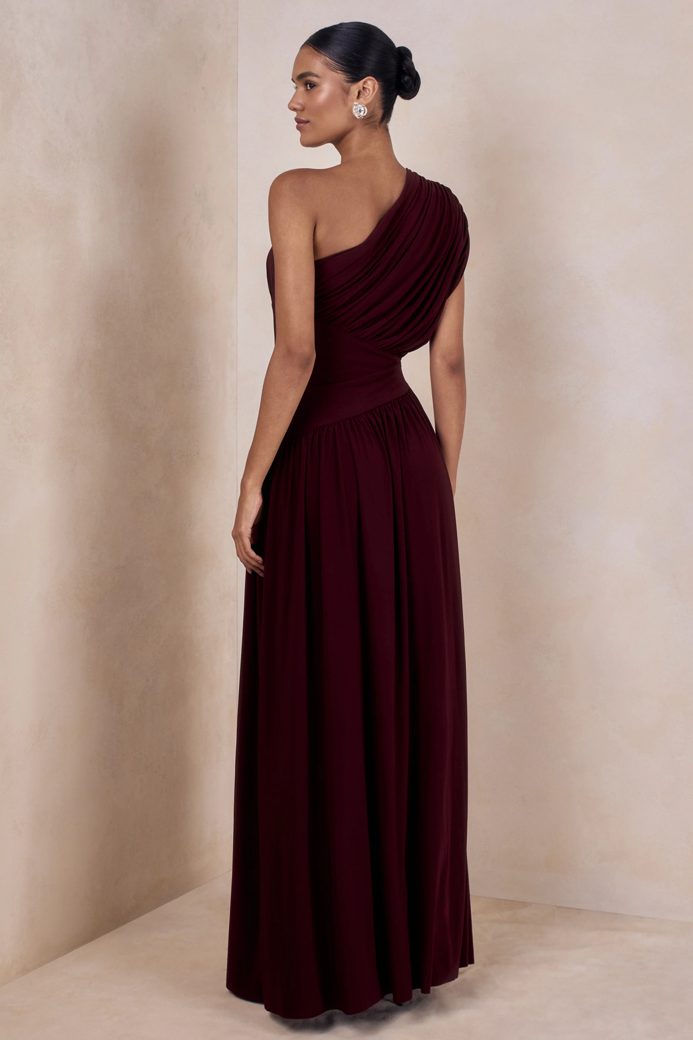 Kelsey | Burgunderrotes Maxikleid mit asymmetrischem Ausschnitt und Raffungen - Image 2