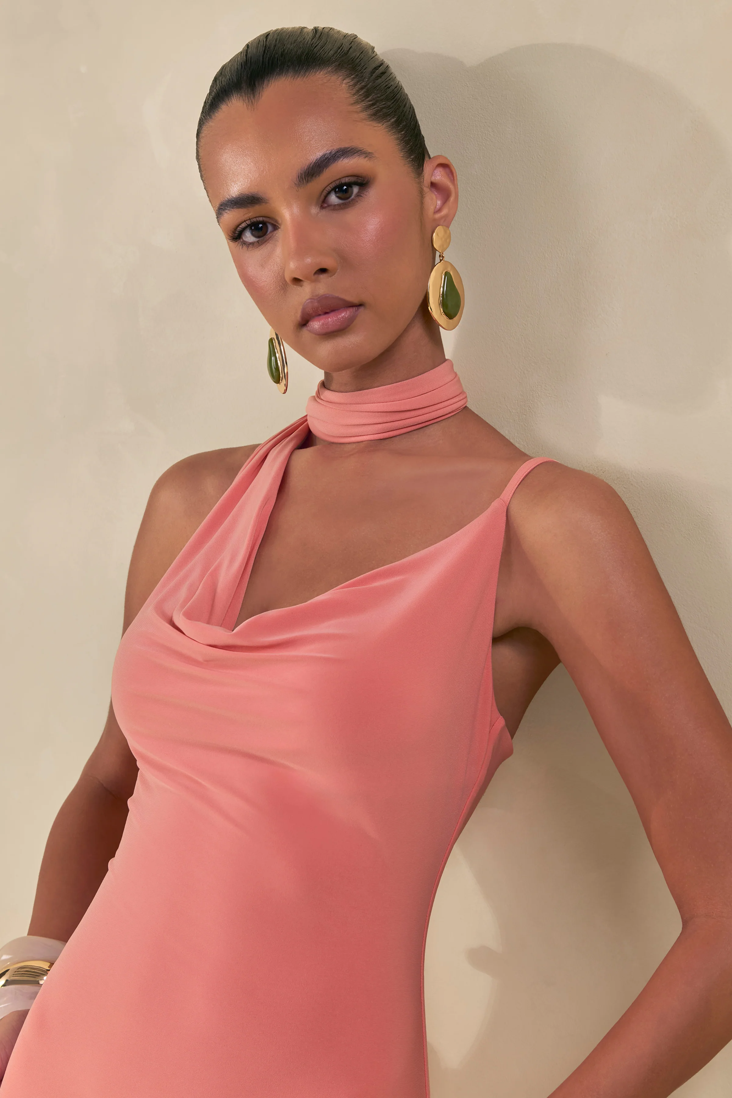 Kenza | Korallenfarbenes Maxikleid mit asymmetrischem Ausschnitt und Schal-Detail - Image 7