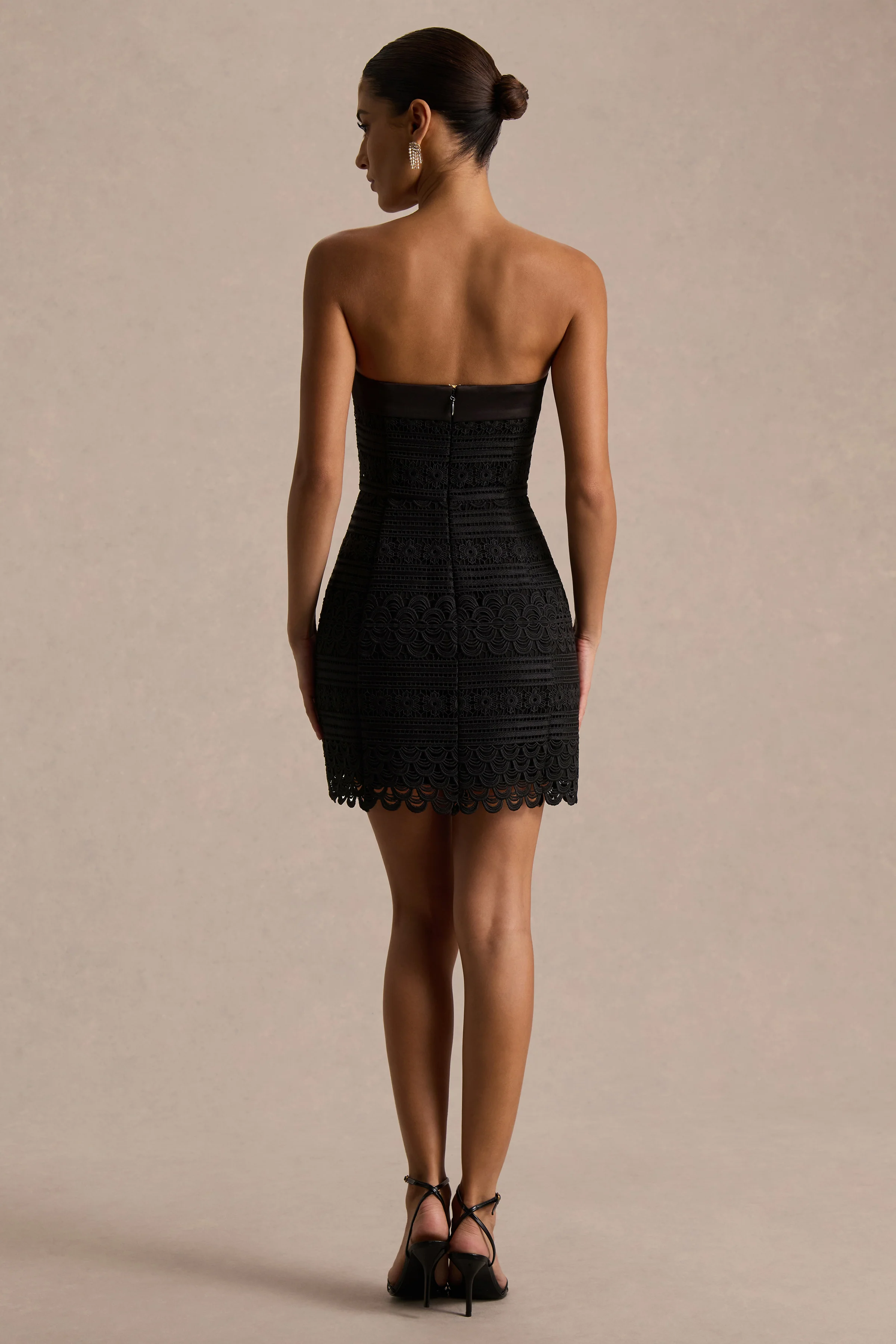 Kerry | Schwarzes Spitzen-Minikleid mit Bandeau-Ausschnitt - Image 2