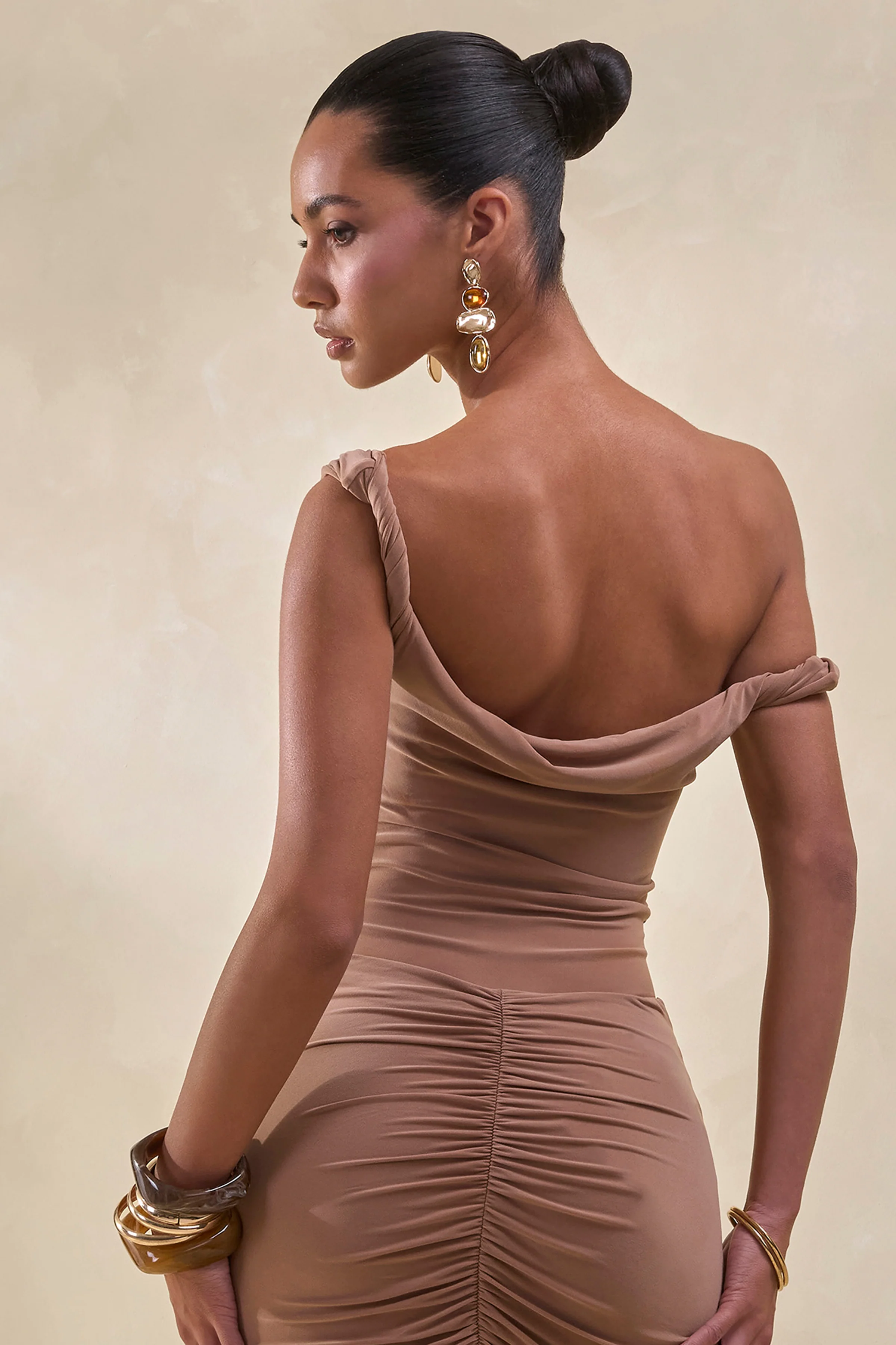 Kesia | Brauner Body mit gedrehtem asymmetrischem Ausschnitt - Image 2