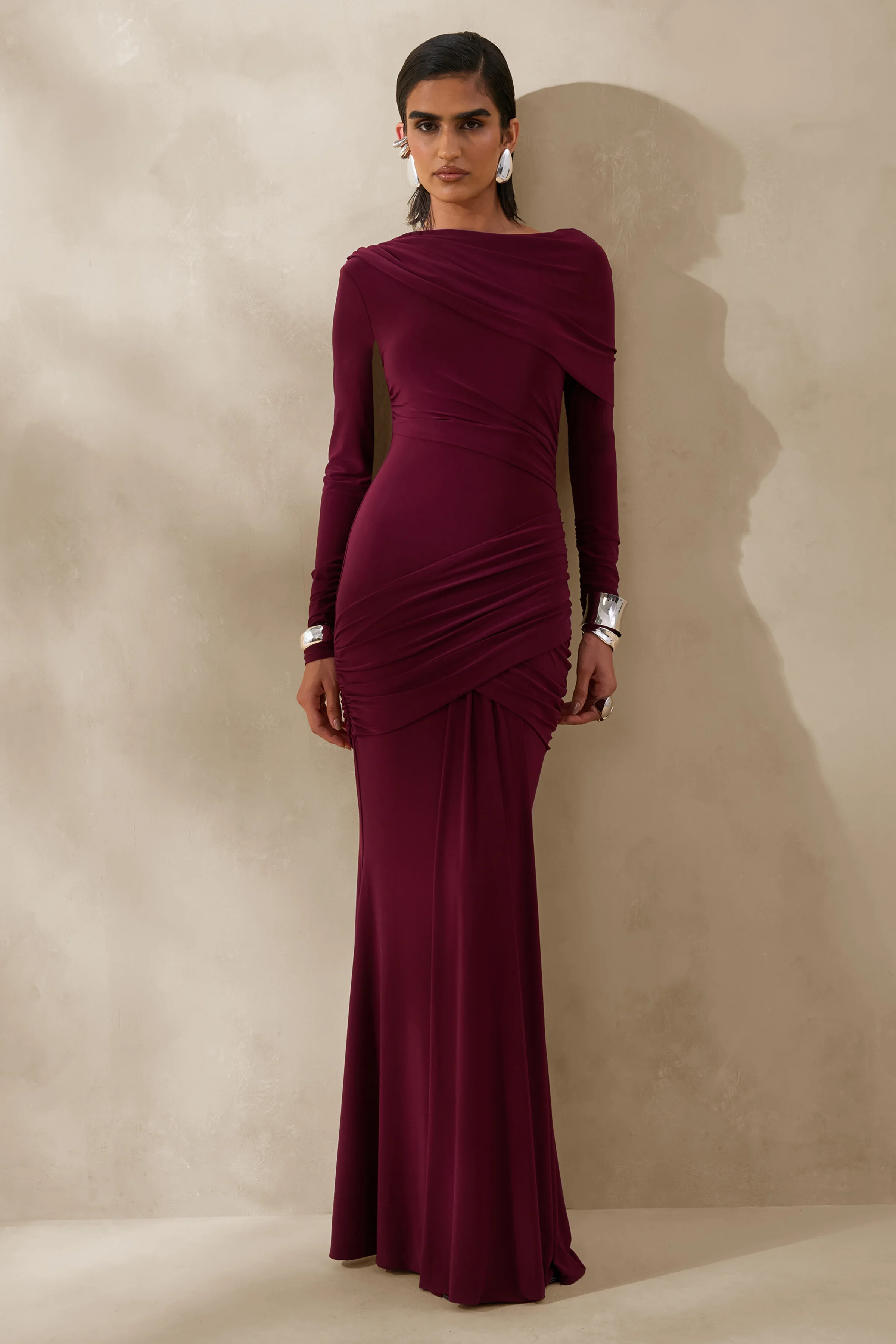Kessara | Bordeauxfarbenes Maxikleid mit asymmetrischem Ausschnitt, Schärpe und gerafften Details - Image 4