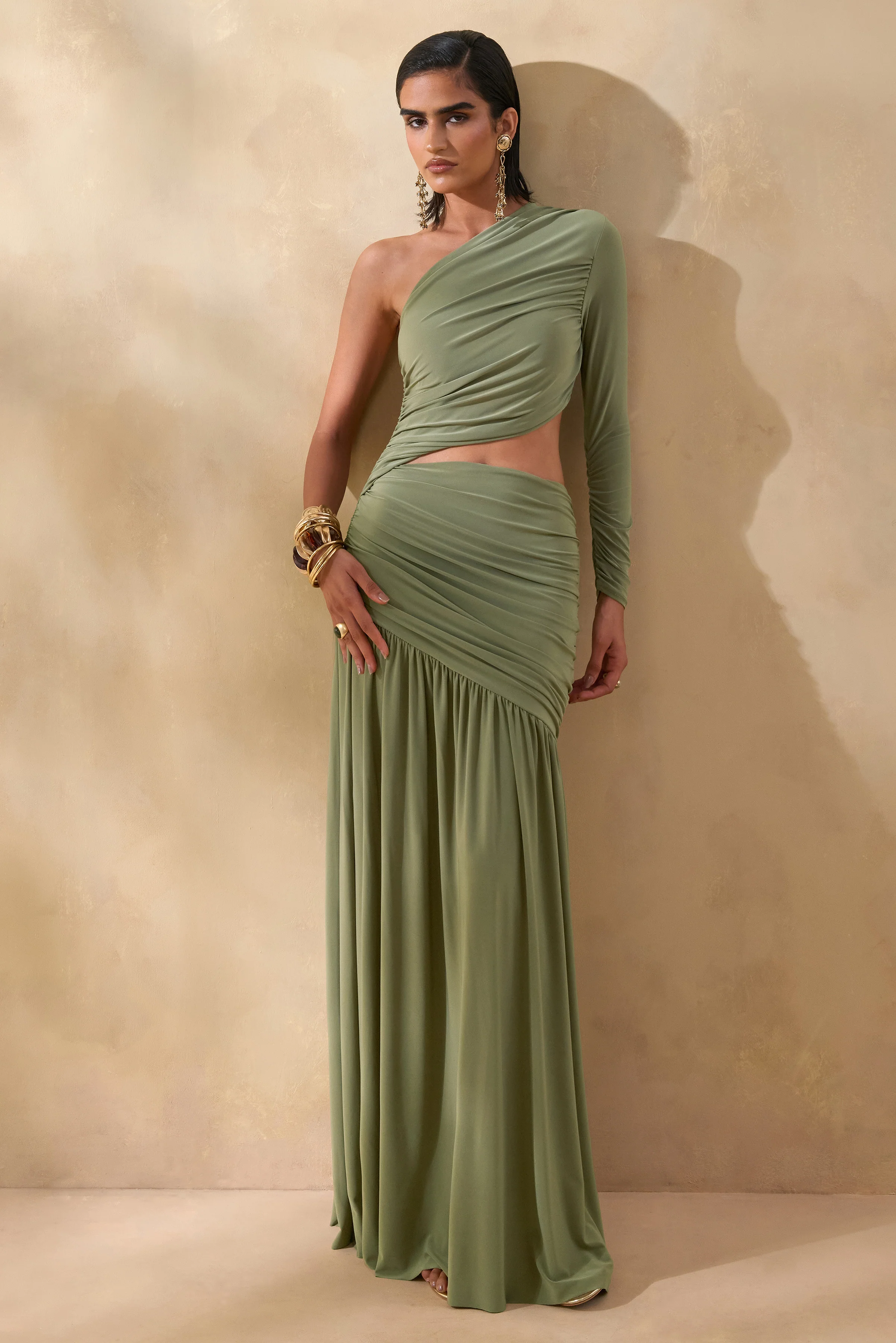 Kinsley | Olivfarbenes Maxikleid mit asymmetrischem Ausschnitt und Cut-out-Detail - Image 5