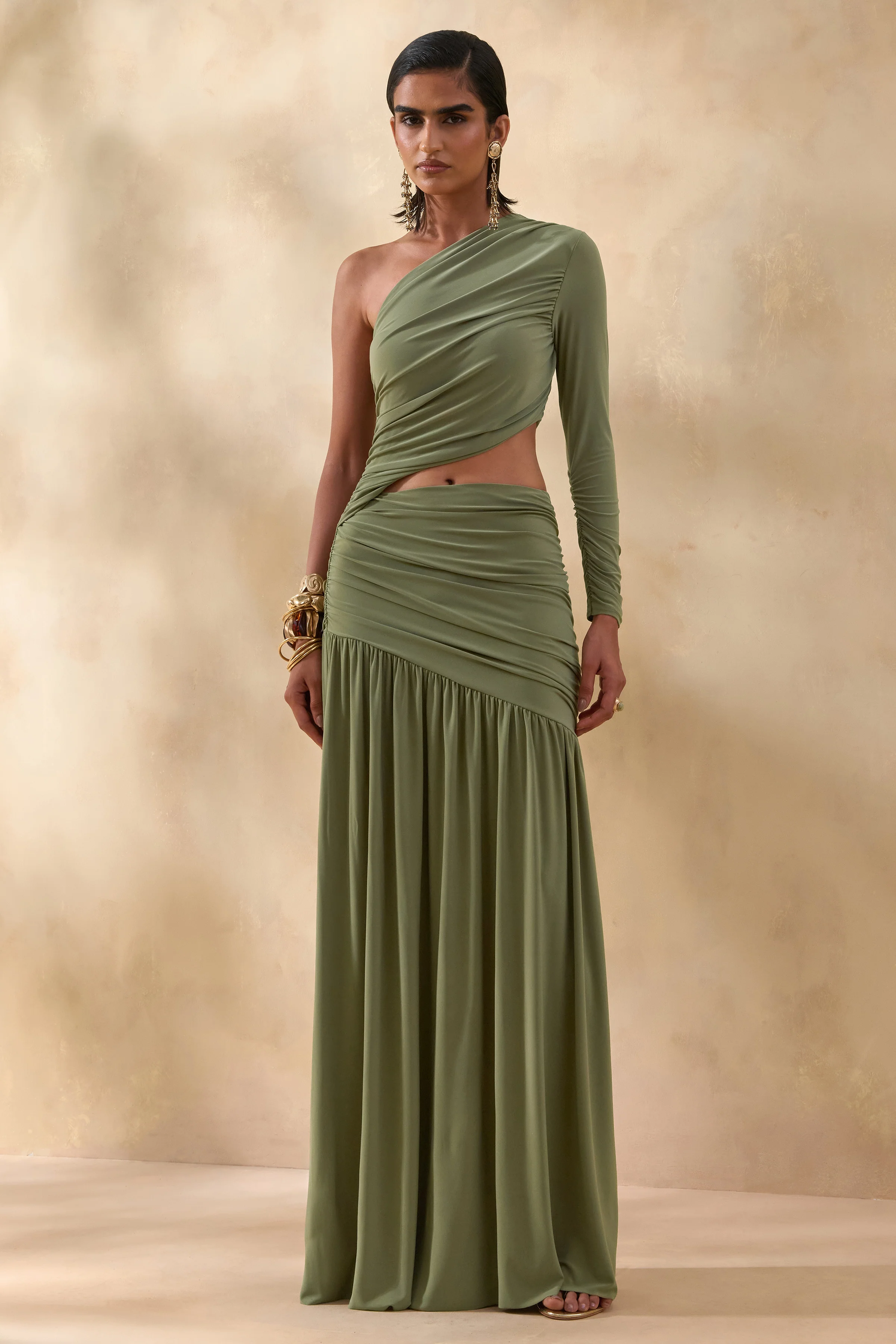 Kinsley | Olivfarbenes Maxikleid mit asymmetrischem Ausschnitt und Cut-out-Detail - Image 7