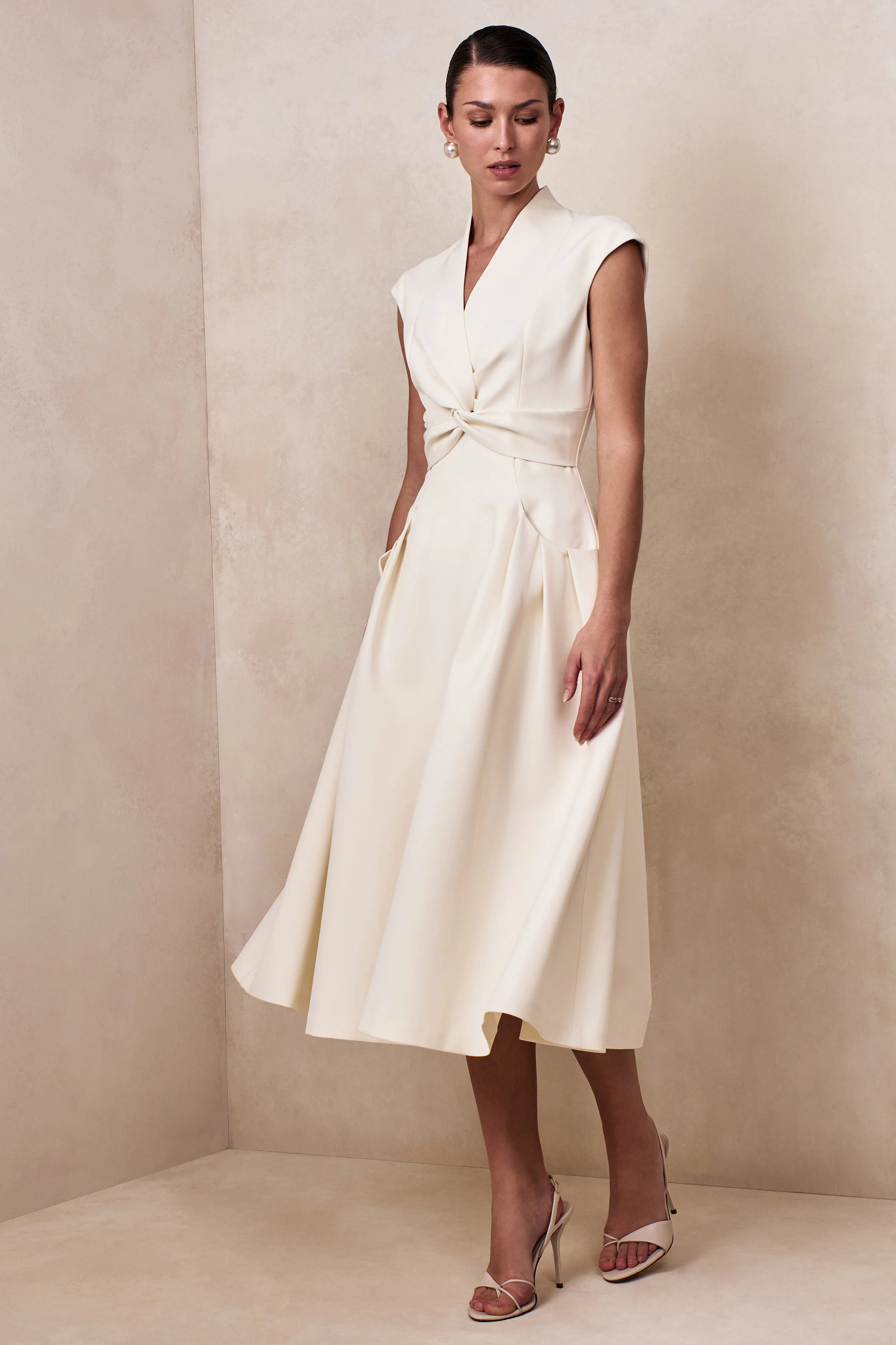 Kylen | Weißes Midikleid mit V-Ausschnitt - Image 4