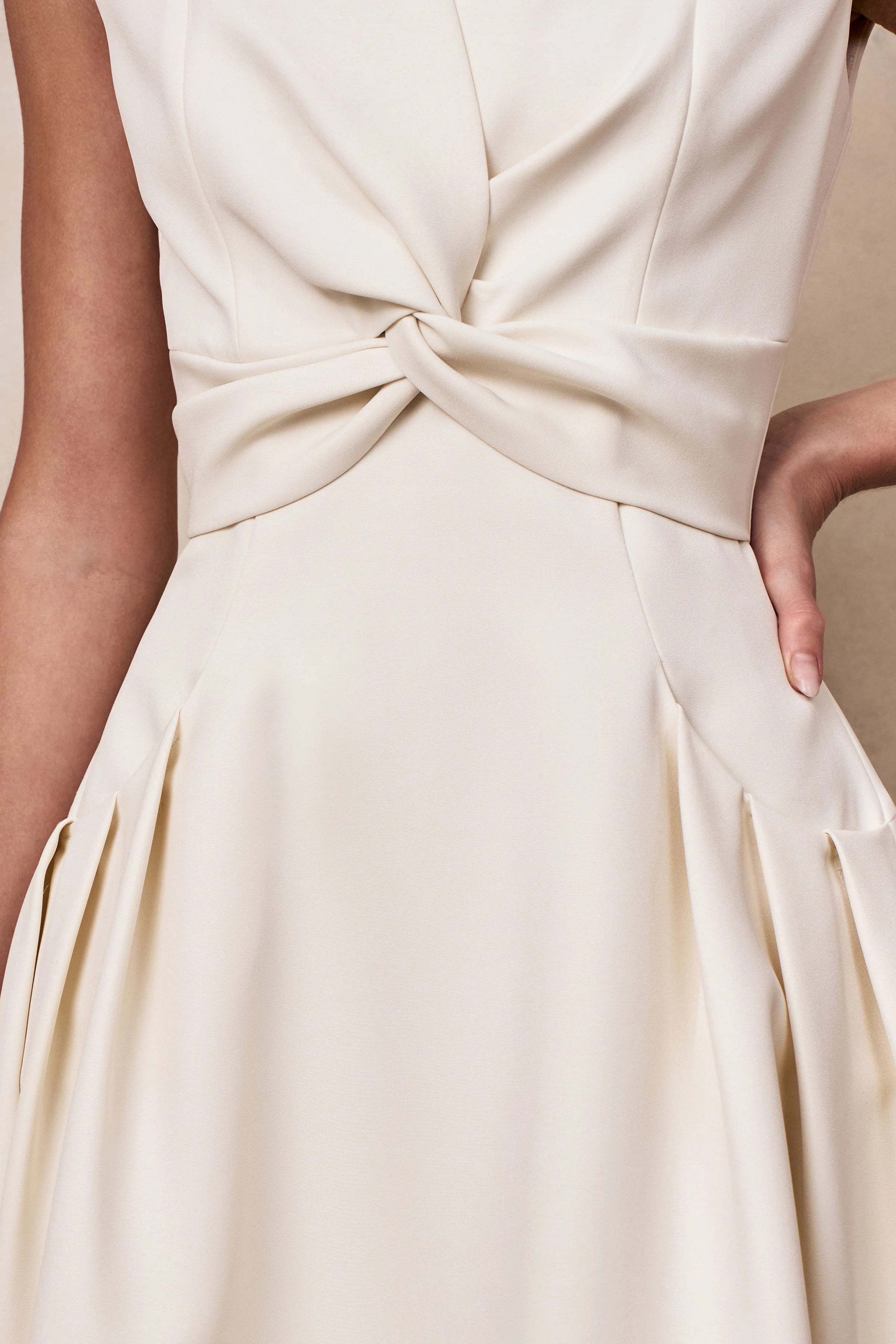 Kylen | Weißes Midikleid mit V-Ausschnitt - Image 7