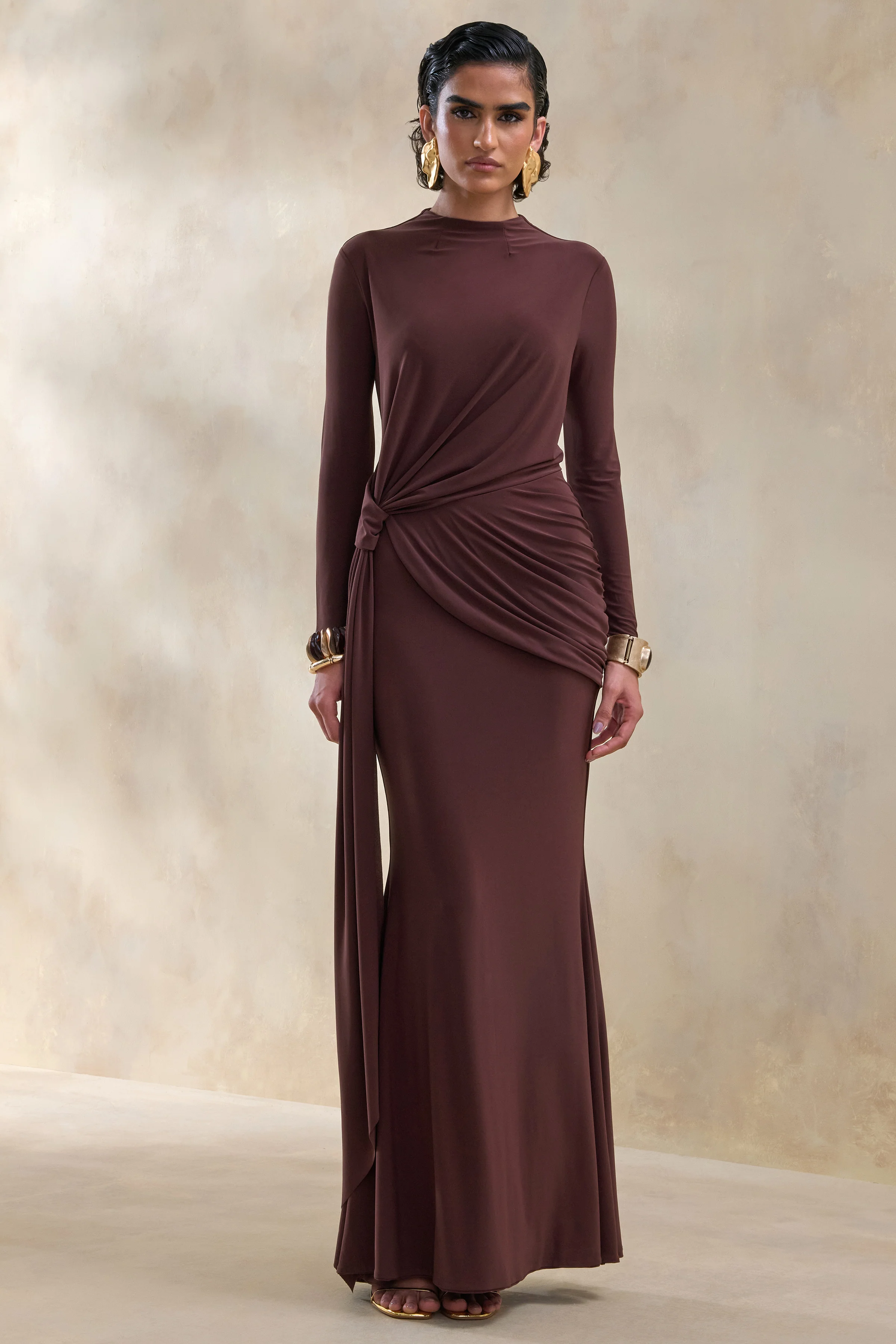 Kyrissa | Braunes Maxikleid mit hohem Ausschnitt und drapierten Details