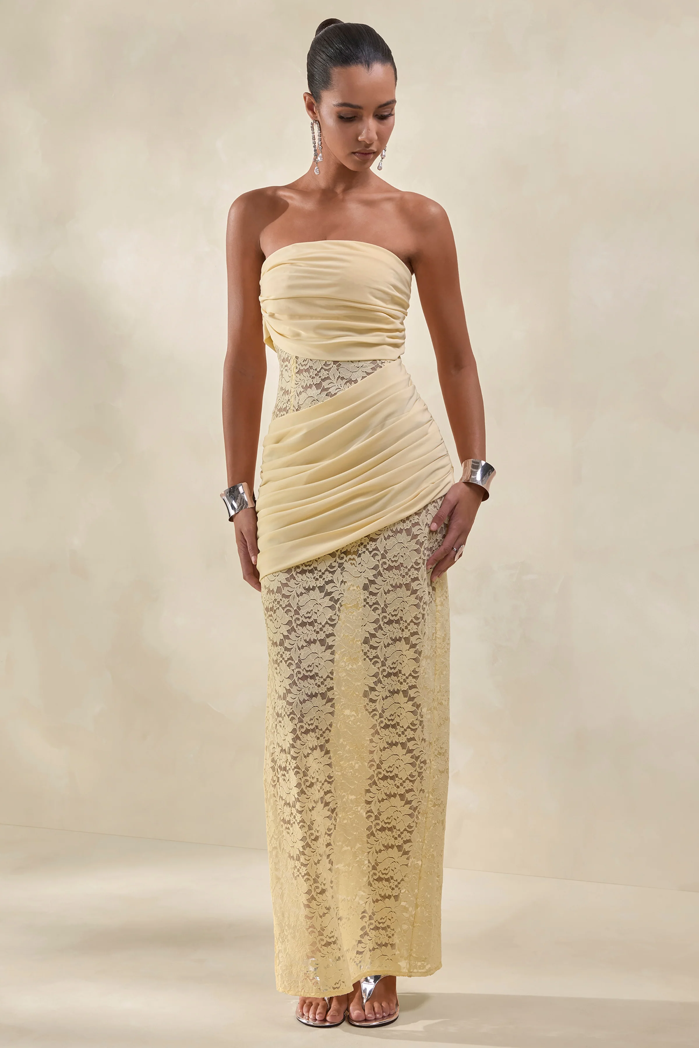Lalita | Zitronengelbes Bandeau-Maxikleid aus Spitze und Satin mit Wickeldetails