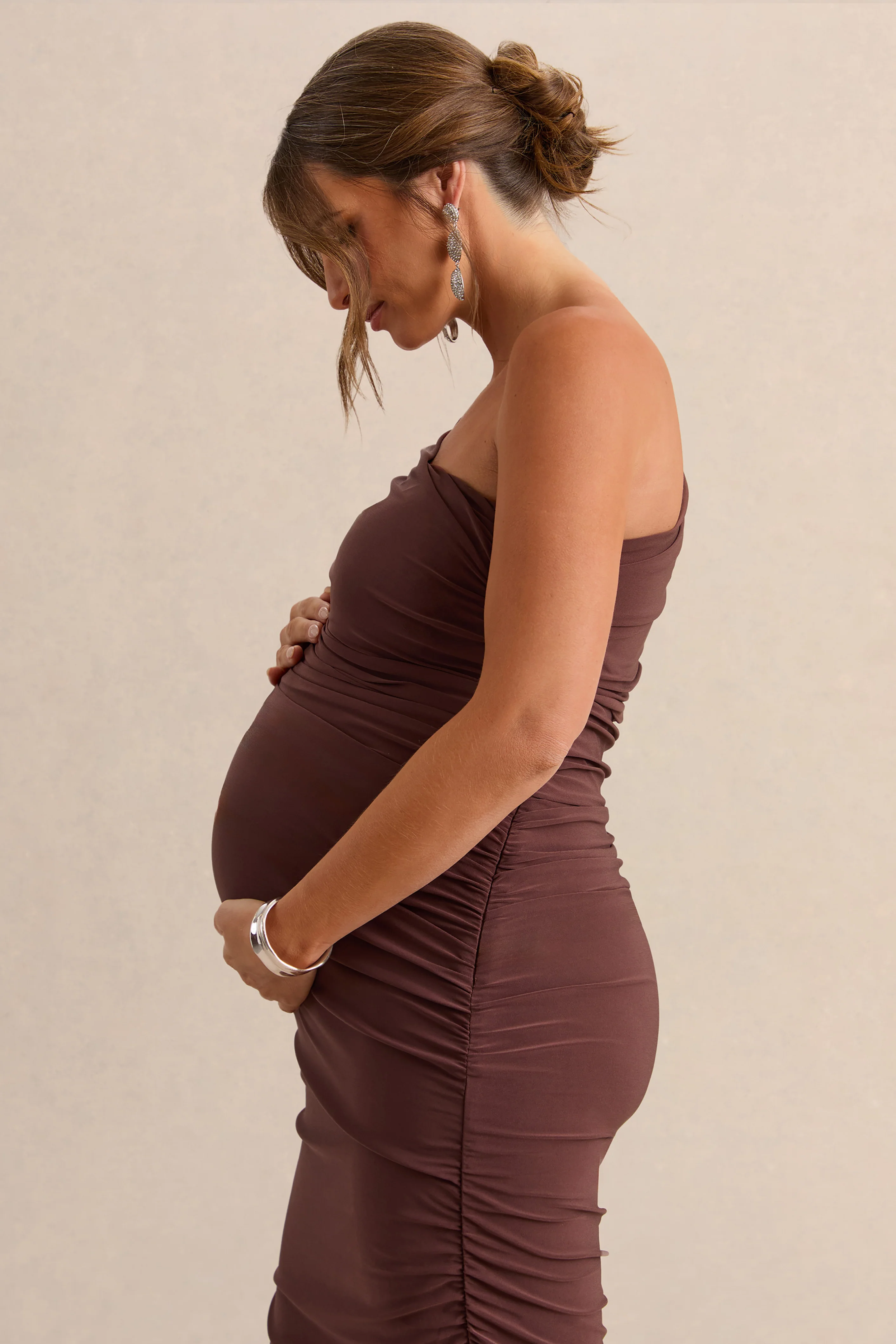 Late Night | Braunes Umstands-Midikleid mit Raffungen und One-Shoulder-Ausschnitt - Image 3