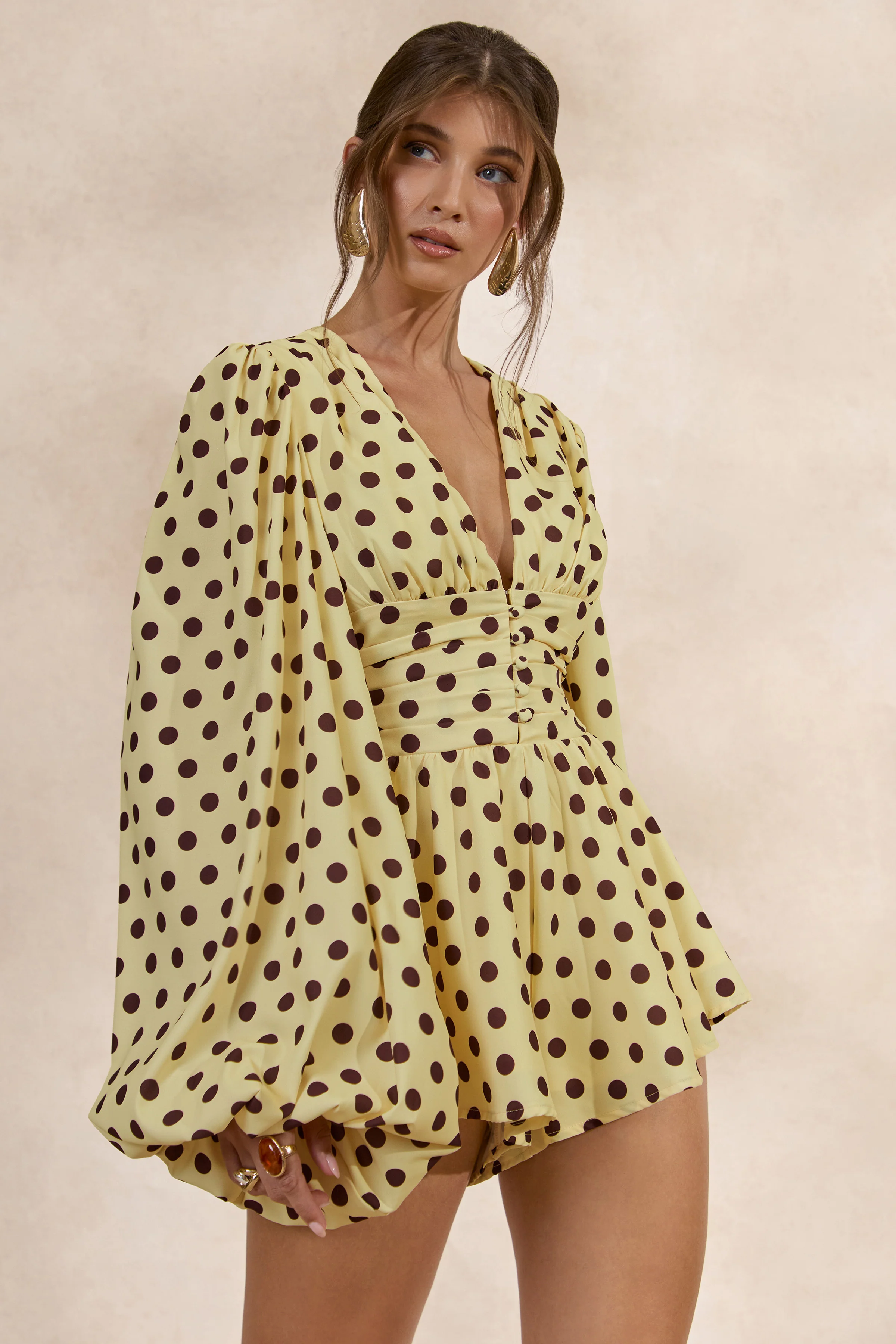 Laurel | Zitronengelber Playsuit mit V-Ausschnitt und Ballonärmeln - Image 6