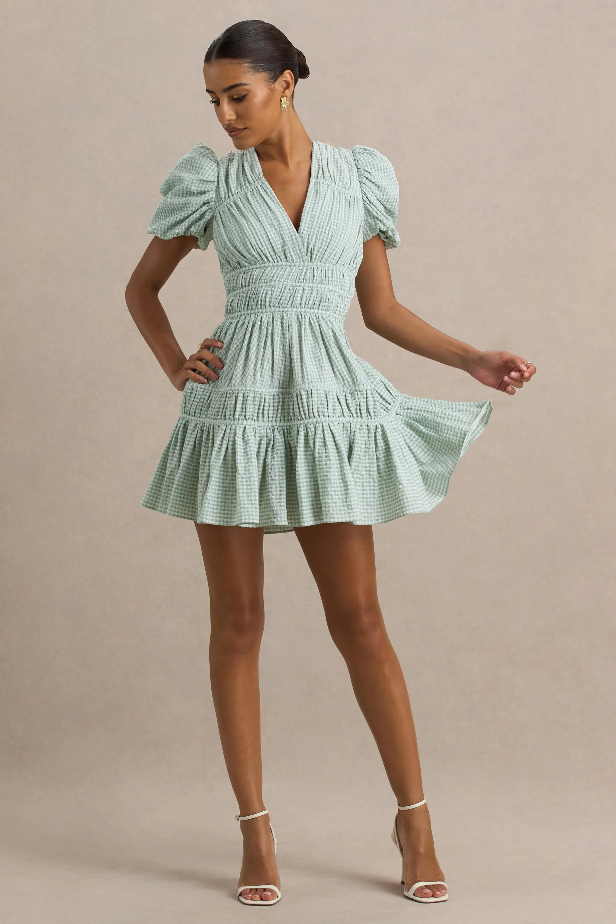 Laurelle | Grünes Minikleid mit tiefem Ausschnitt und Rüschendetails - Image 3