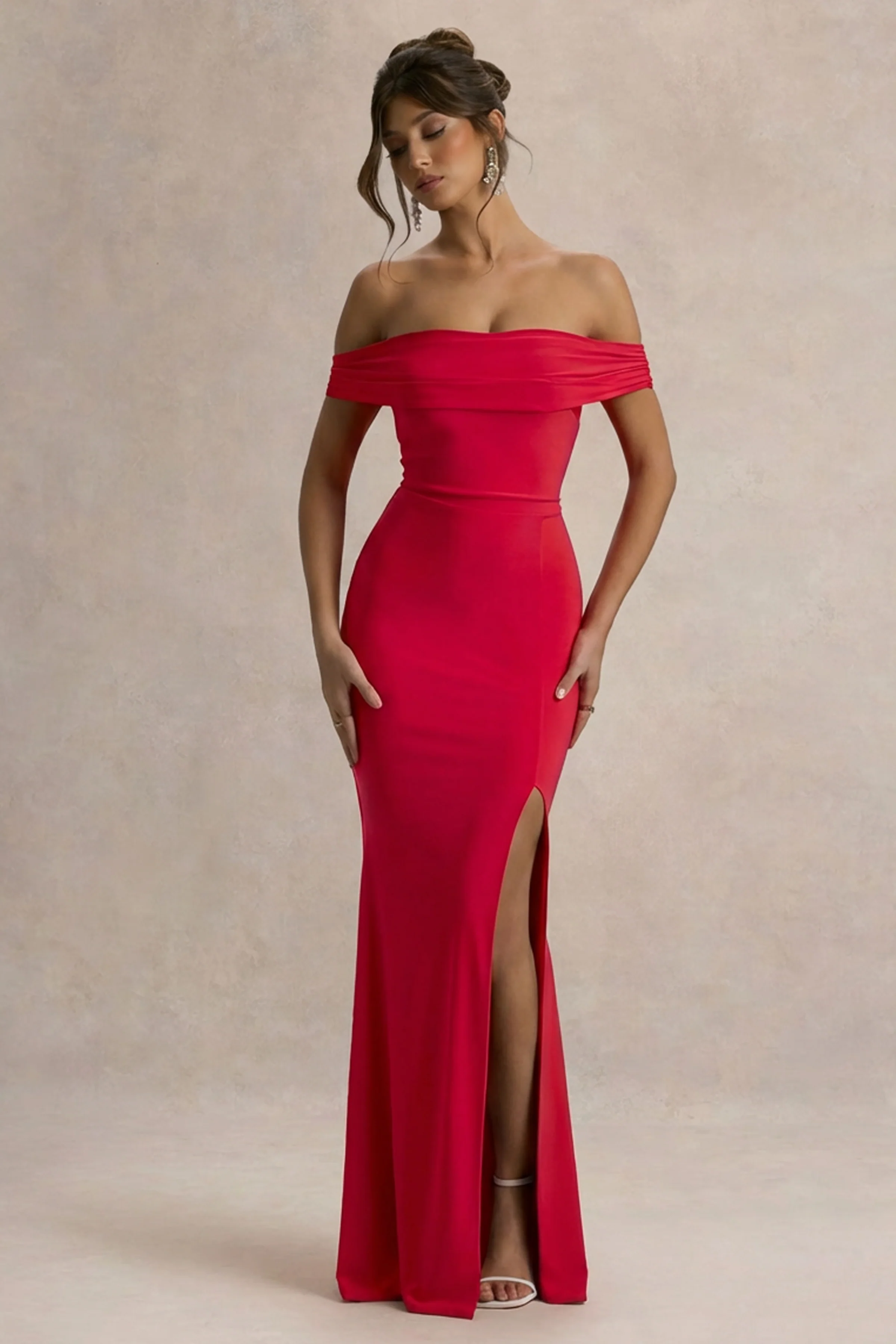 Law of Attraction | Rotes Bardot-Kleid mit Drapierung und Schlitz im Maxistil - Image 4