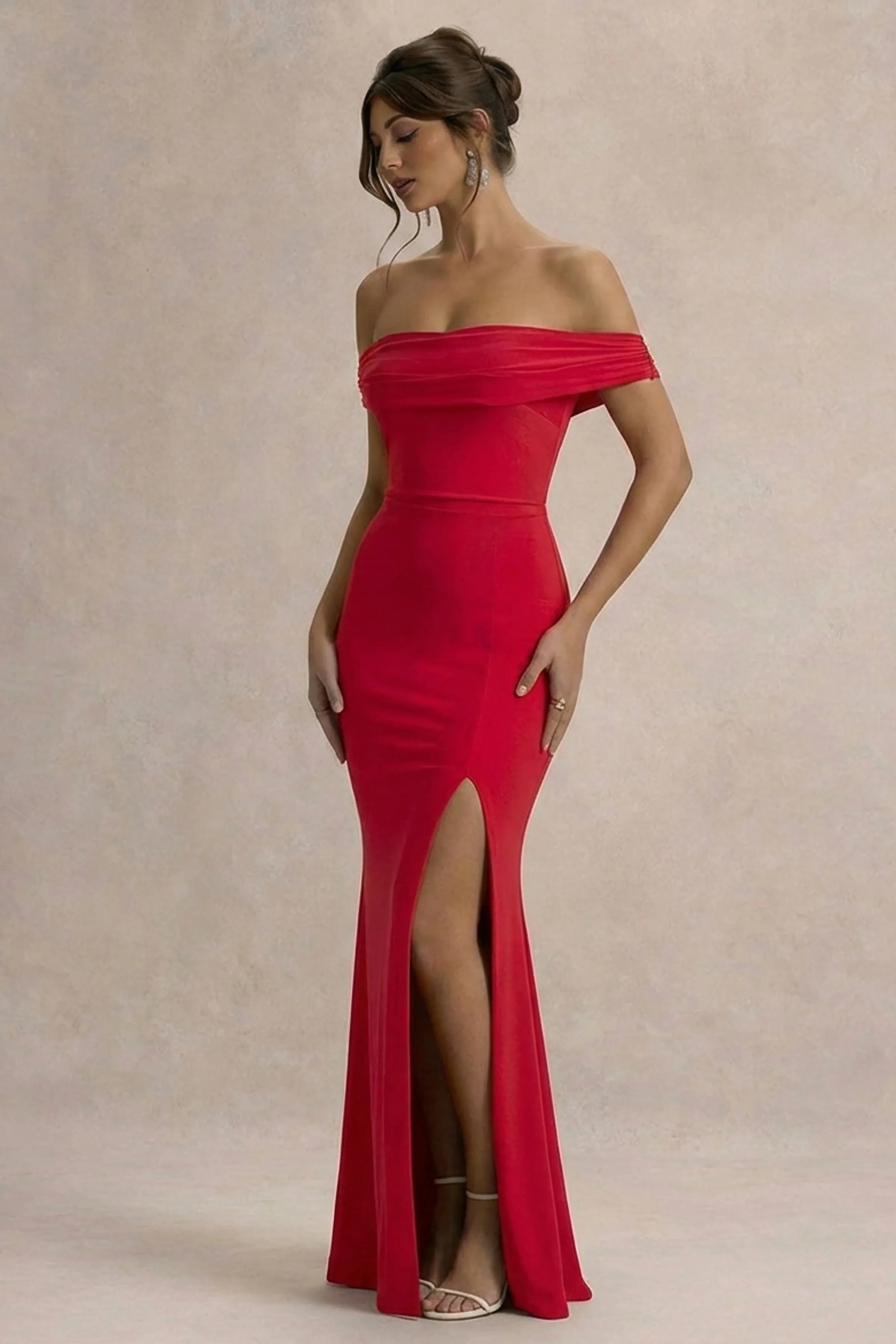 Law of Attraction | Rotes Bardot-Kleid mit Drapierung und Schlitz im Maxistil - Image 5