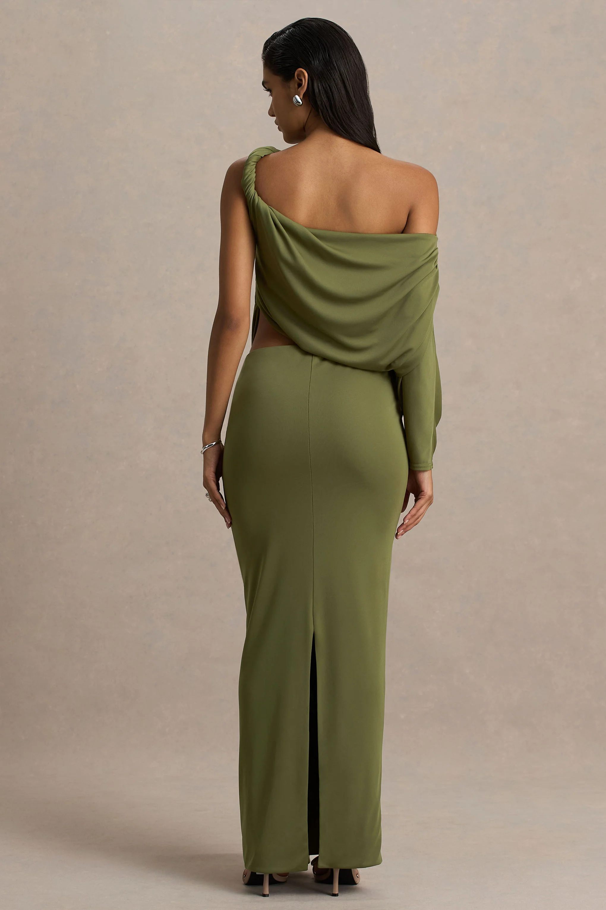 Layla | Olivgrünes Maxikleid mit asymmetrischem Ausschnitt, Cut-out und Raffung - Image 2