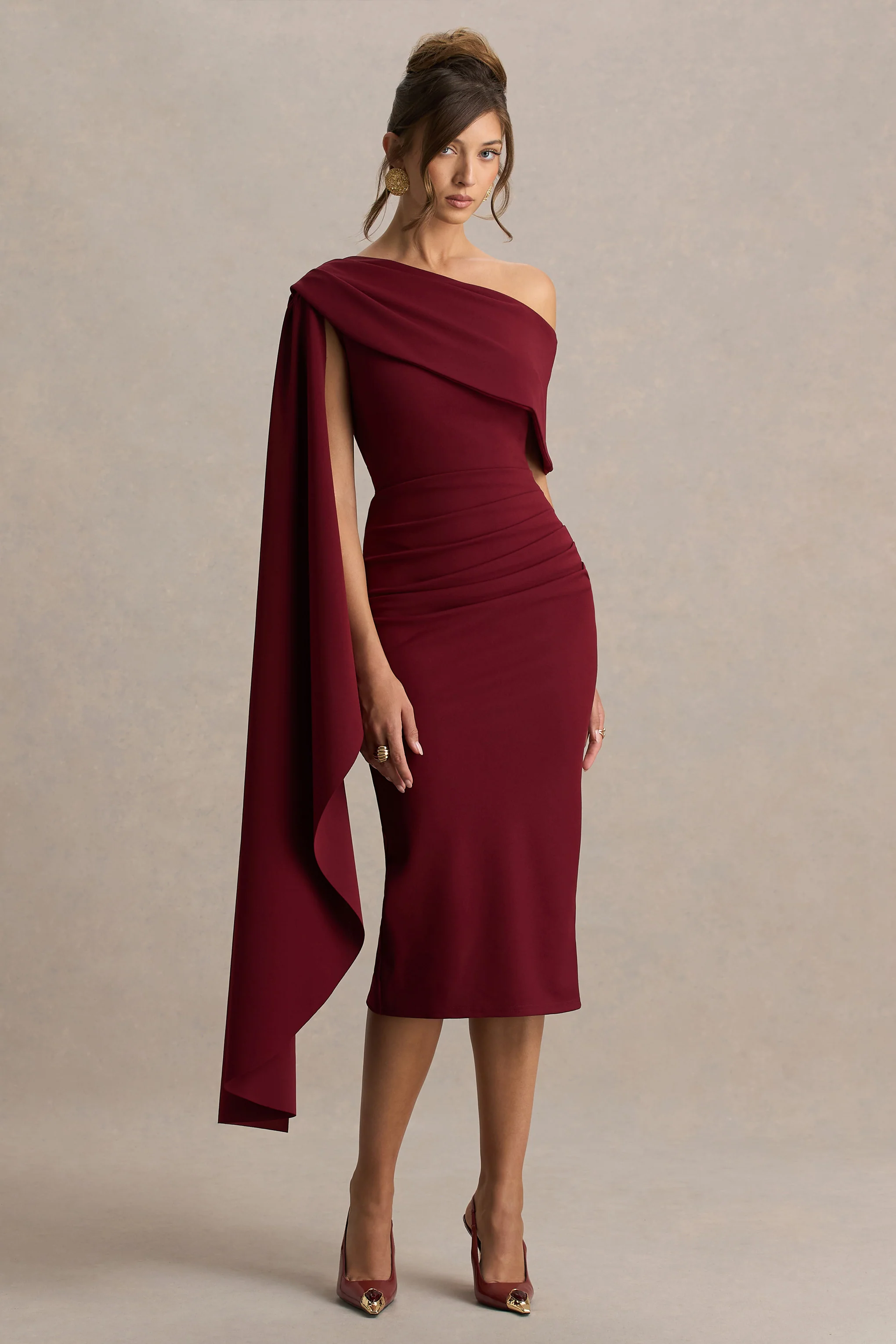 Leah | Burgunderfarbenes Midikleid mit asymmetrischem Ausschnitt und Cape-Ärmel