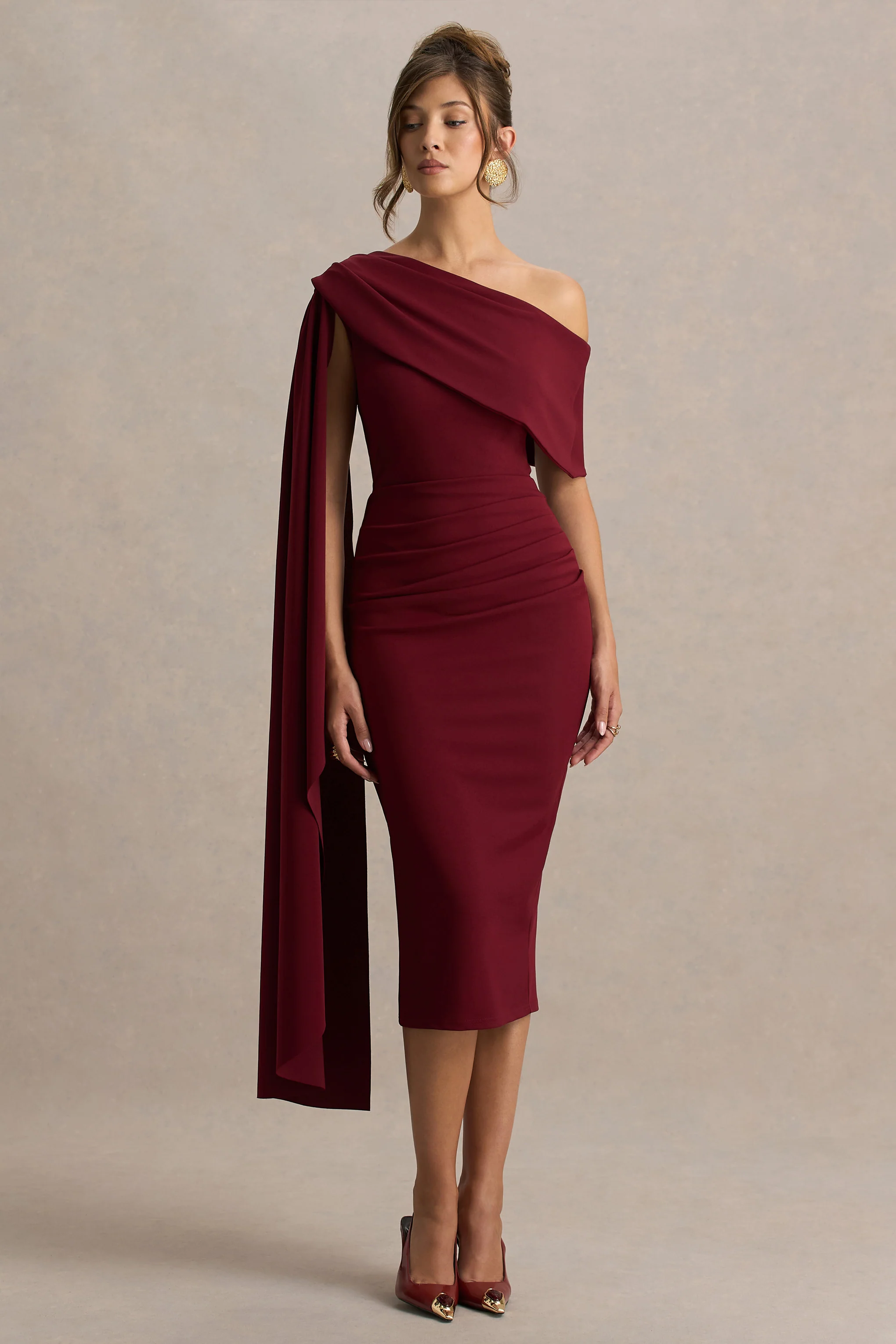 Leah | Burgunderfarbenes Midikleid mit asymmetrischem Ausschnitt und Cape-Ärmel - Image 3