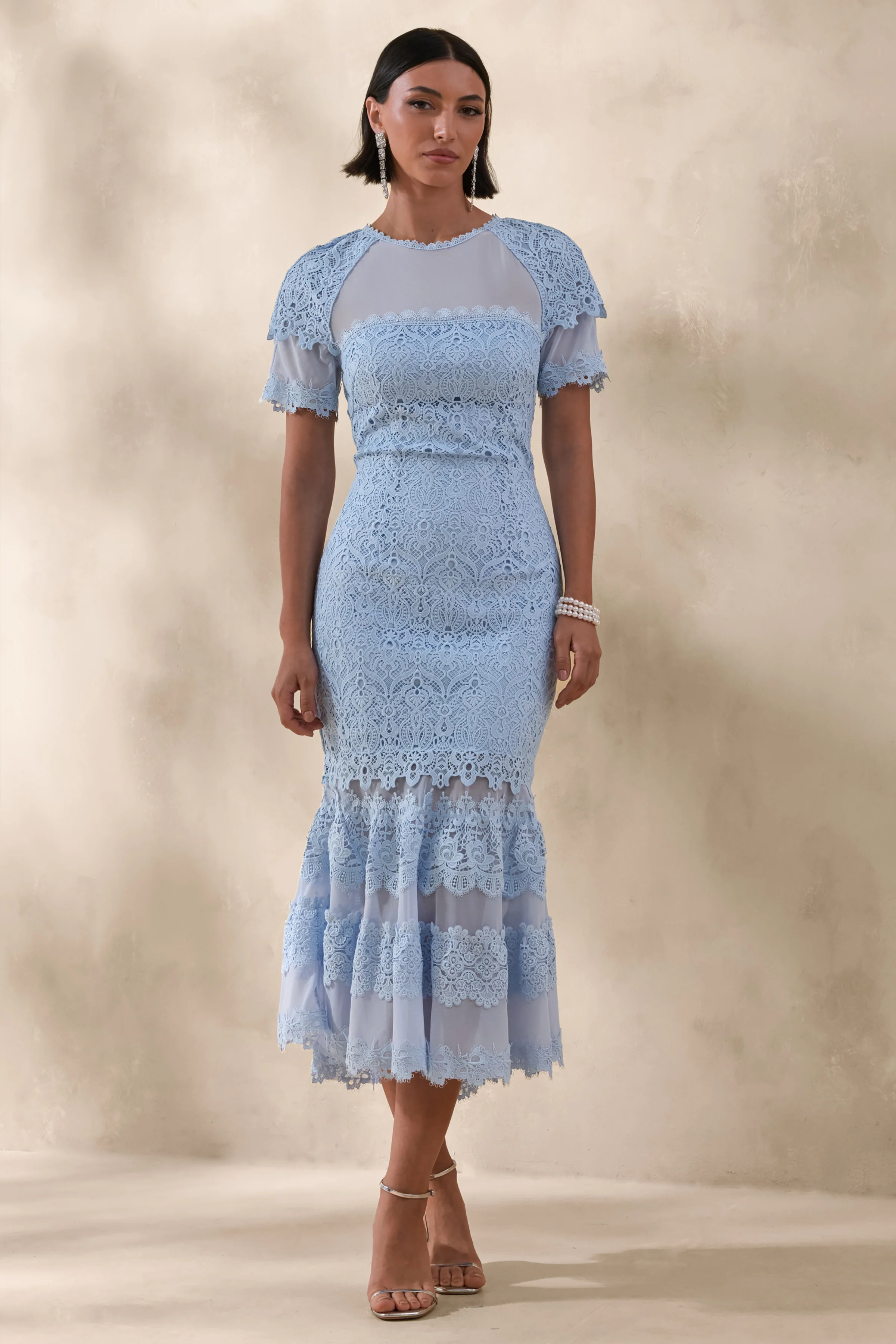Leanne | Puderblaues Midikleid aus Mesh und Spitze mit Rundhalsausschnitt und Fishtail-Saum - Image 4