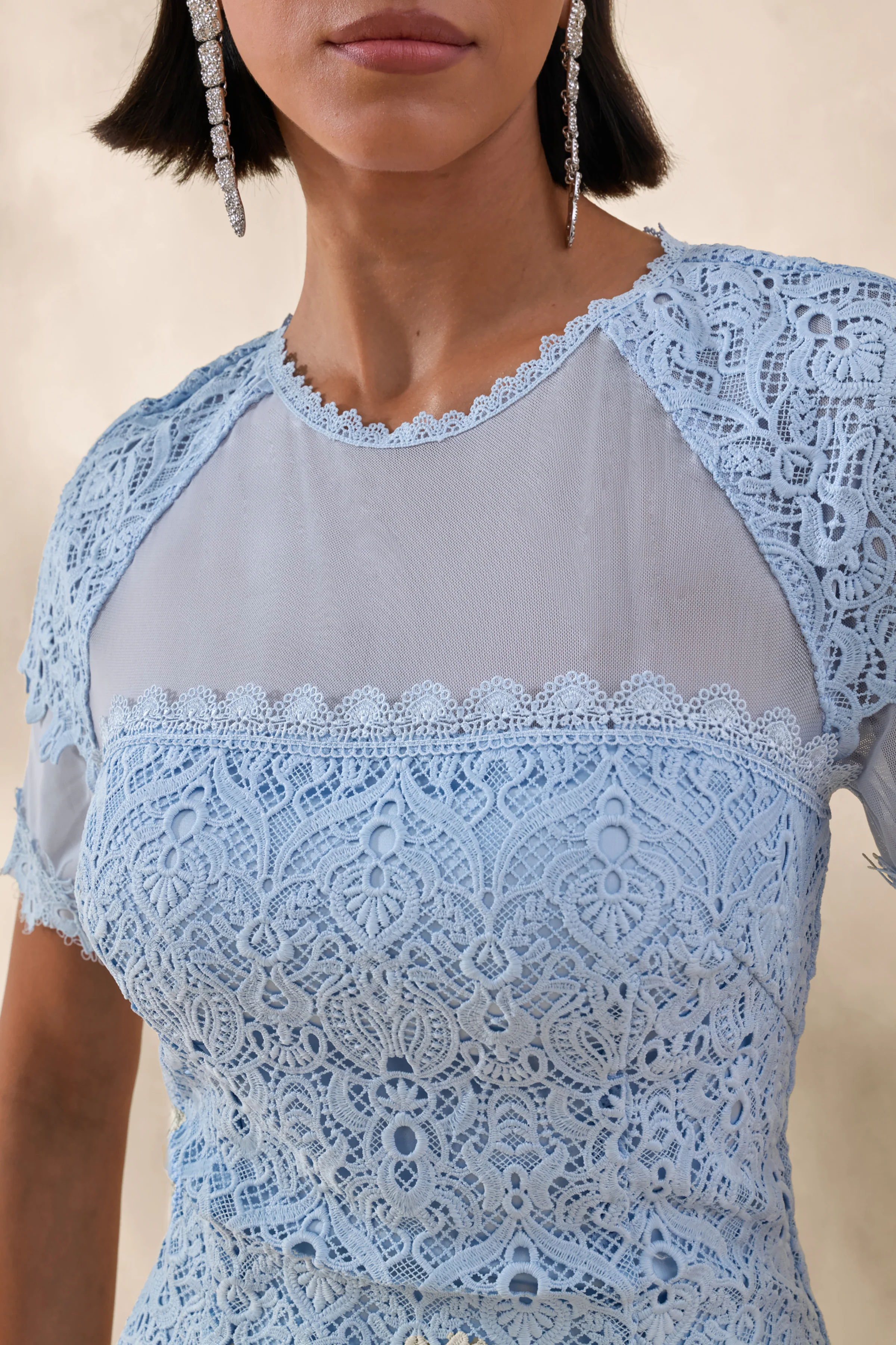 Leanne | Puderblaues Midikleid aus Mesh und Spitze mit Rundhalsausschnitt und Fishtail-Saum - Image 5
