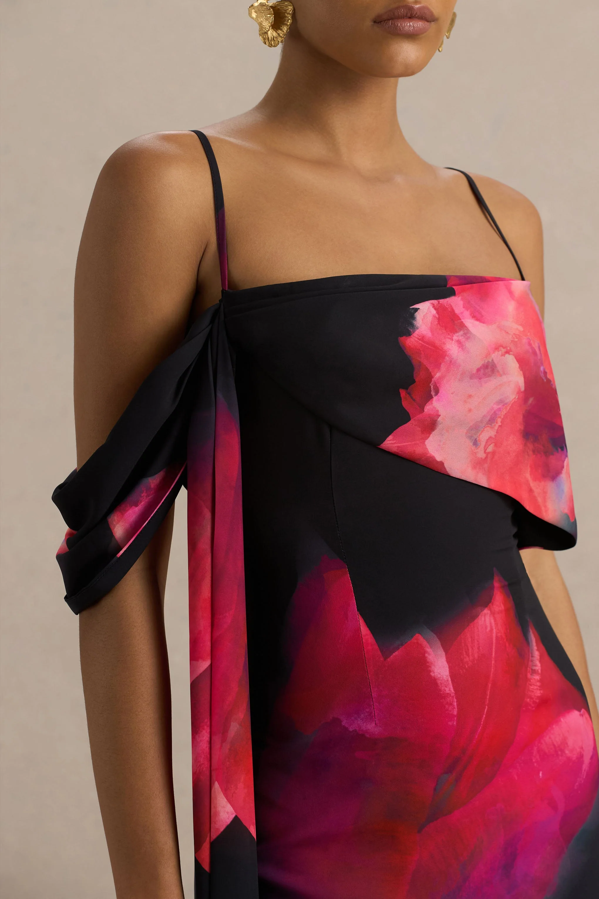 Leonara | Schwarz-rosa Blumenmuster-Maxikleid mit Wasserfallausschnitt und einem Ärmel - Image 5