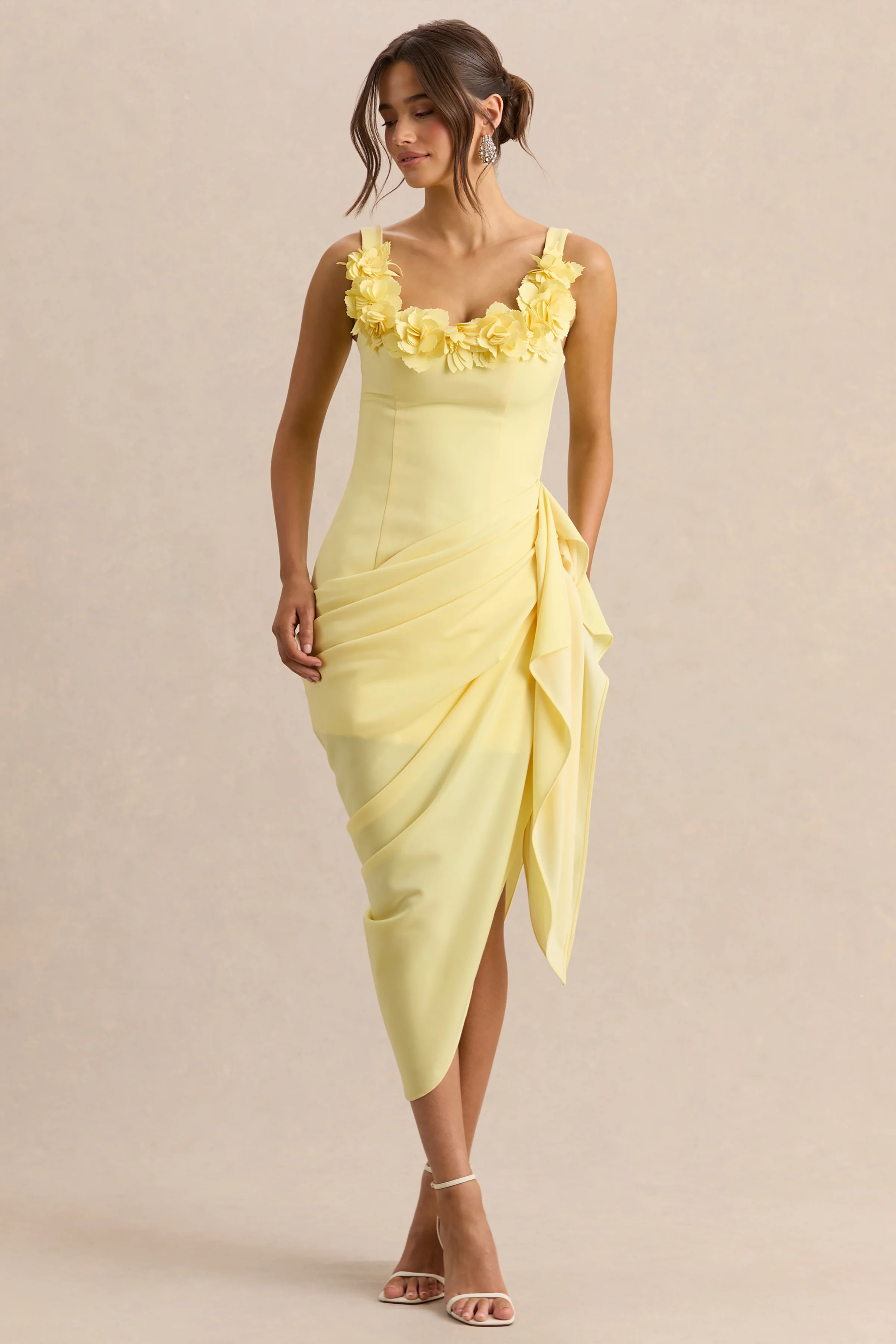 Letitia | Zitronengelbes Midikleid mit eckigem Ausschnitt, floralen Details und Wickeloptik
