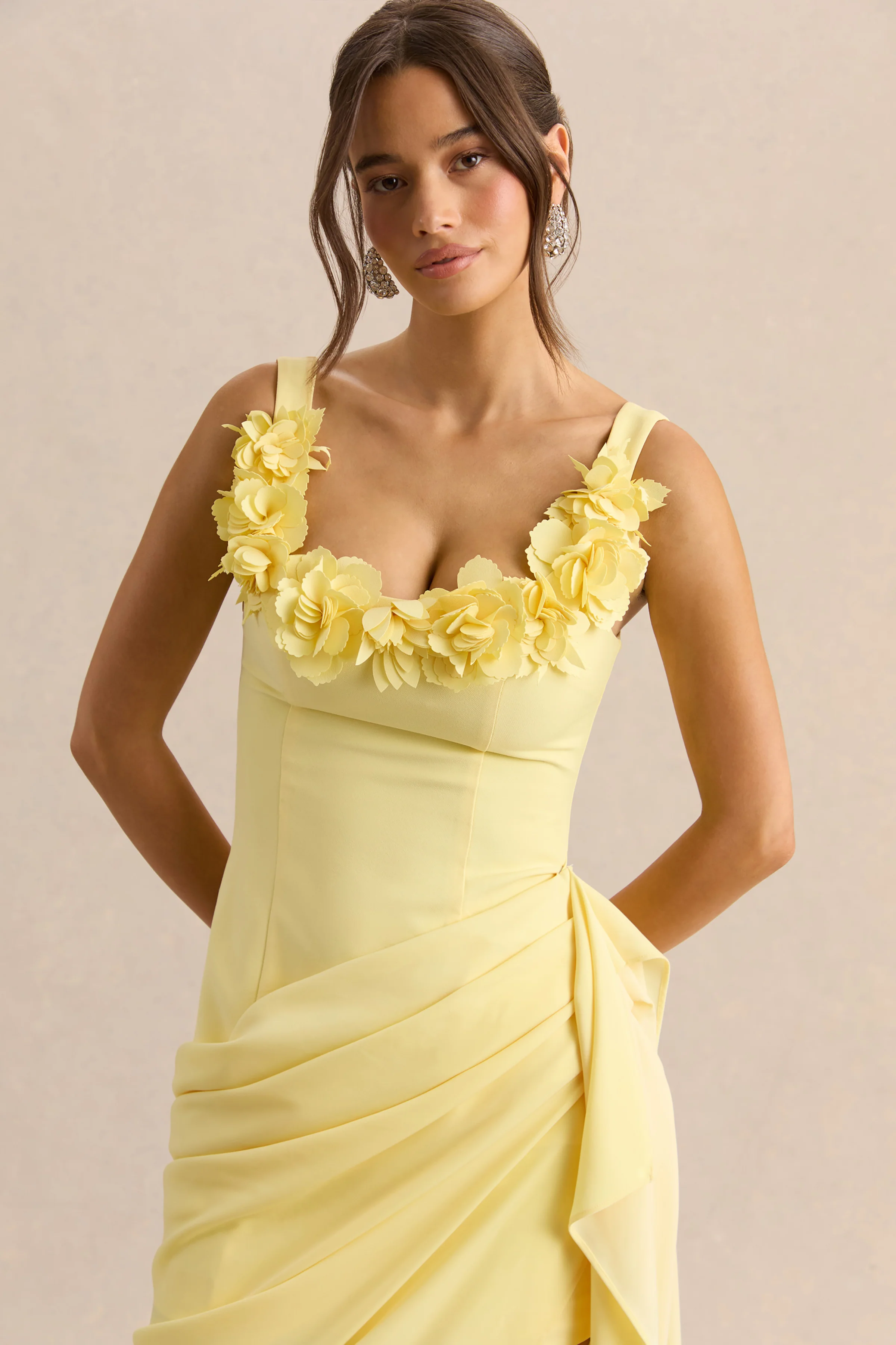 Letitia | Zitronengelbes Midikleid mit eckigem Ausschnitt, floralen Details und Wickeloptik - Image 3