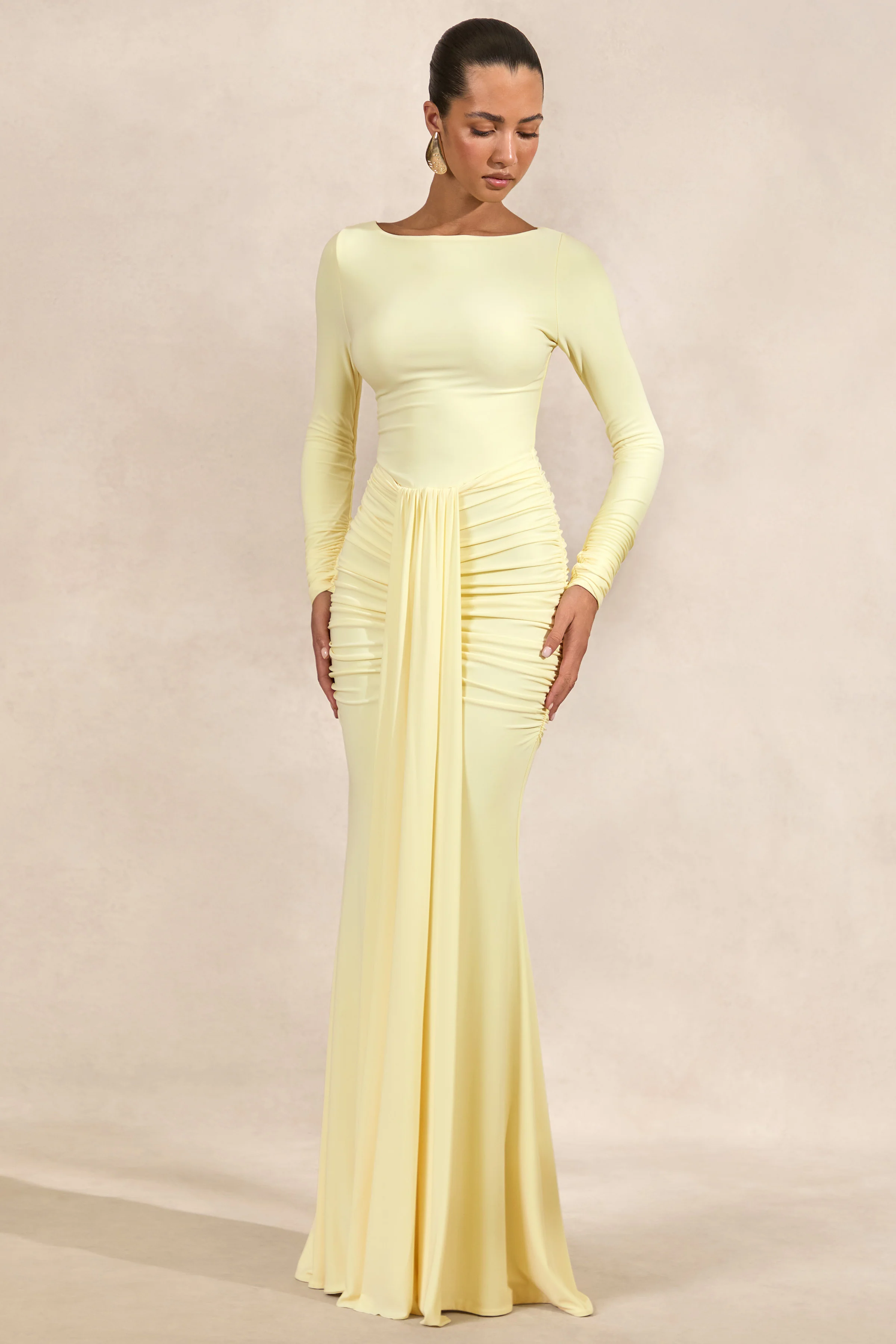 Liatris | Zitronenfarbenes Maxikleid mit weitem Ausschnitt und gerafften Details