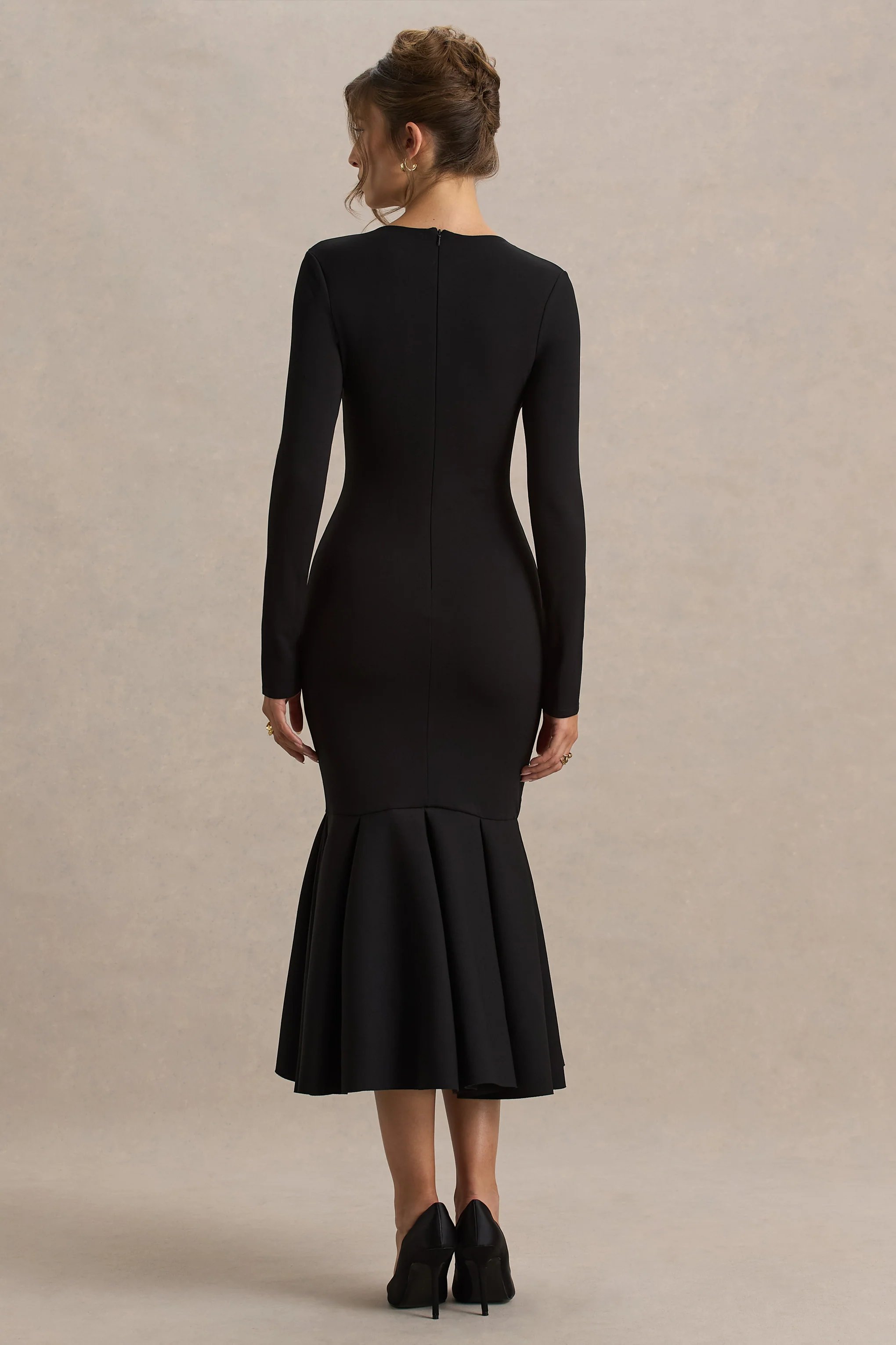 Liberty | Schwarzes Maxikleid im Meerjungfrauenstil mit hohem Kragen und Rüschendetails. - Image 2
