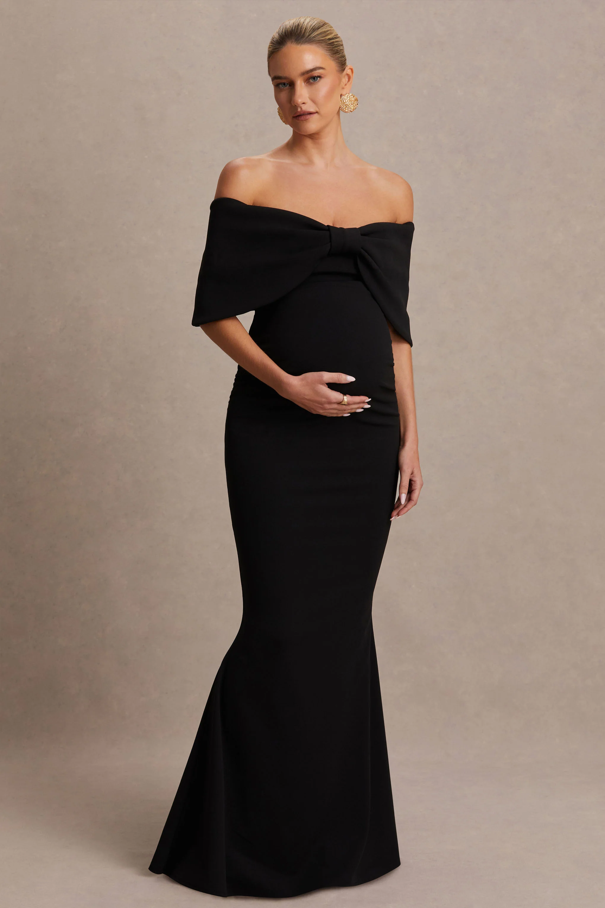 Libra | Schwarzes Umstands-Maxikleid mit Bardot-Ausschnitt und Schleifendetail - Image 4