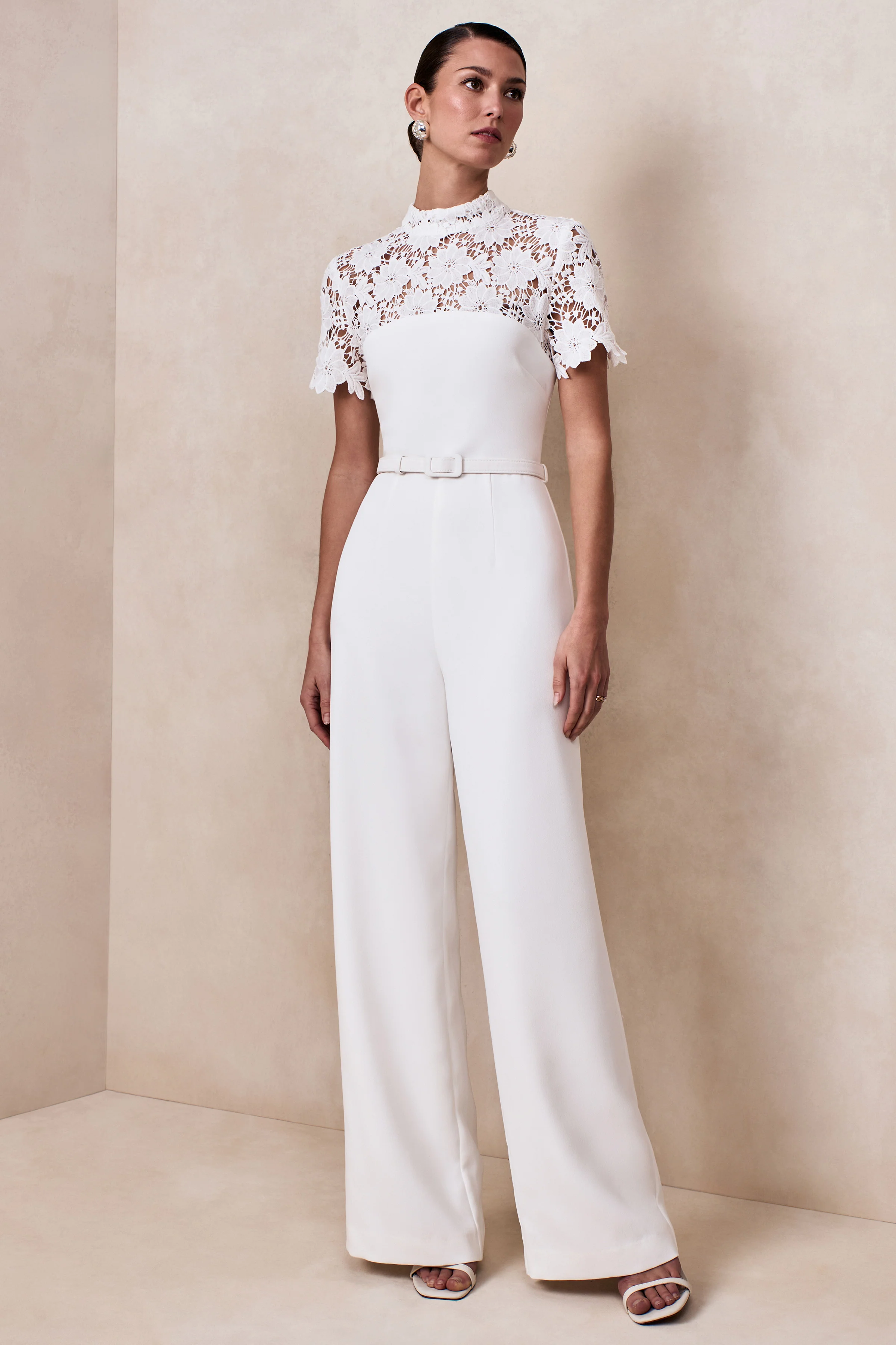 Liliana | Weißer Jumpsuit mit hohem Ausschnitt und Spitzendetails - Image 5