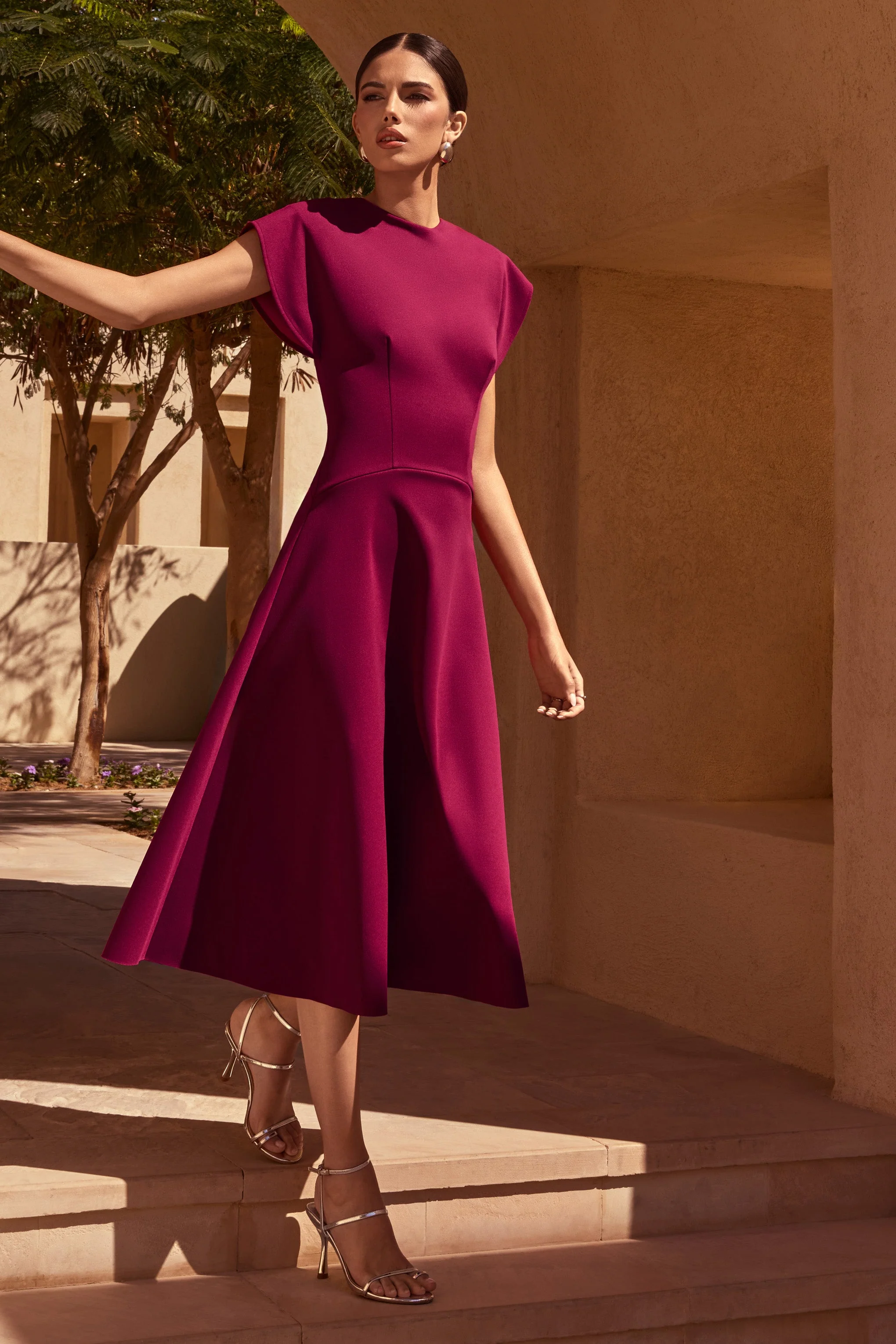 Linda | Burgunderfarbenes Midikleid mit hohem Kragen und Kappärmeln. - Image 7