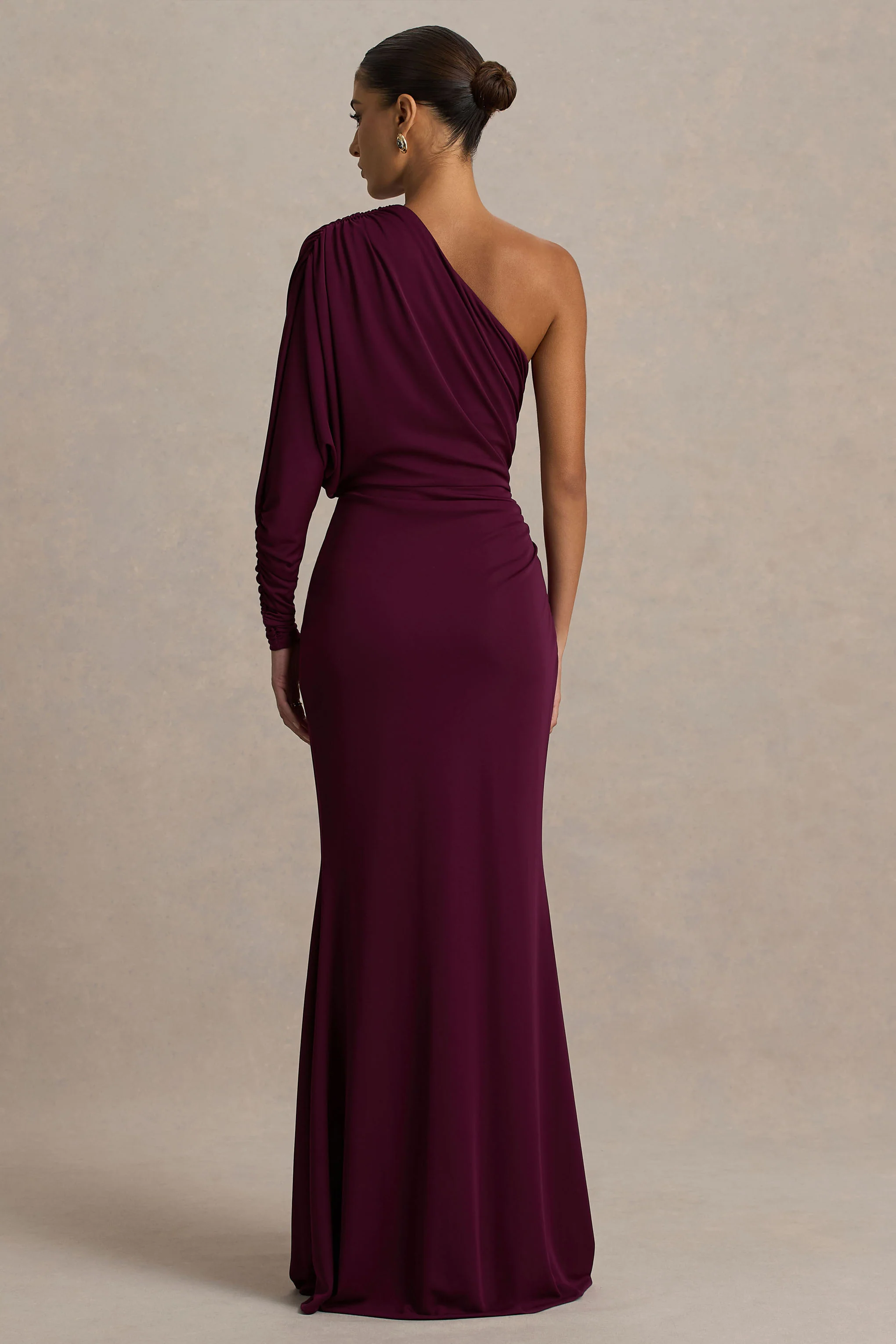 Lola | Burgunderfarbenes Maxikleid mit asymmetrischem Ausschnitt, Raffung und hohem Schlitz - Image 2