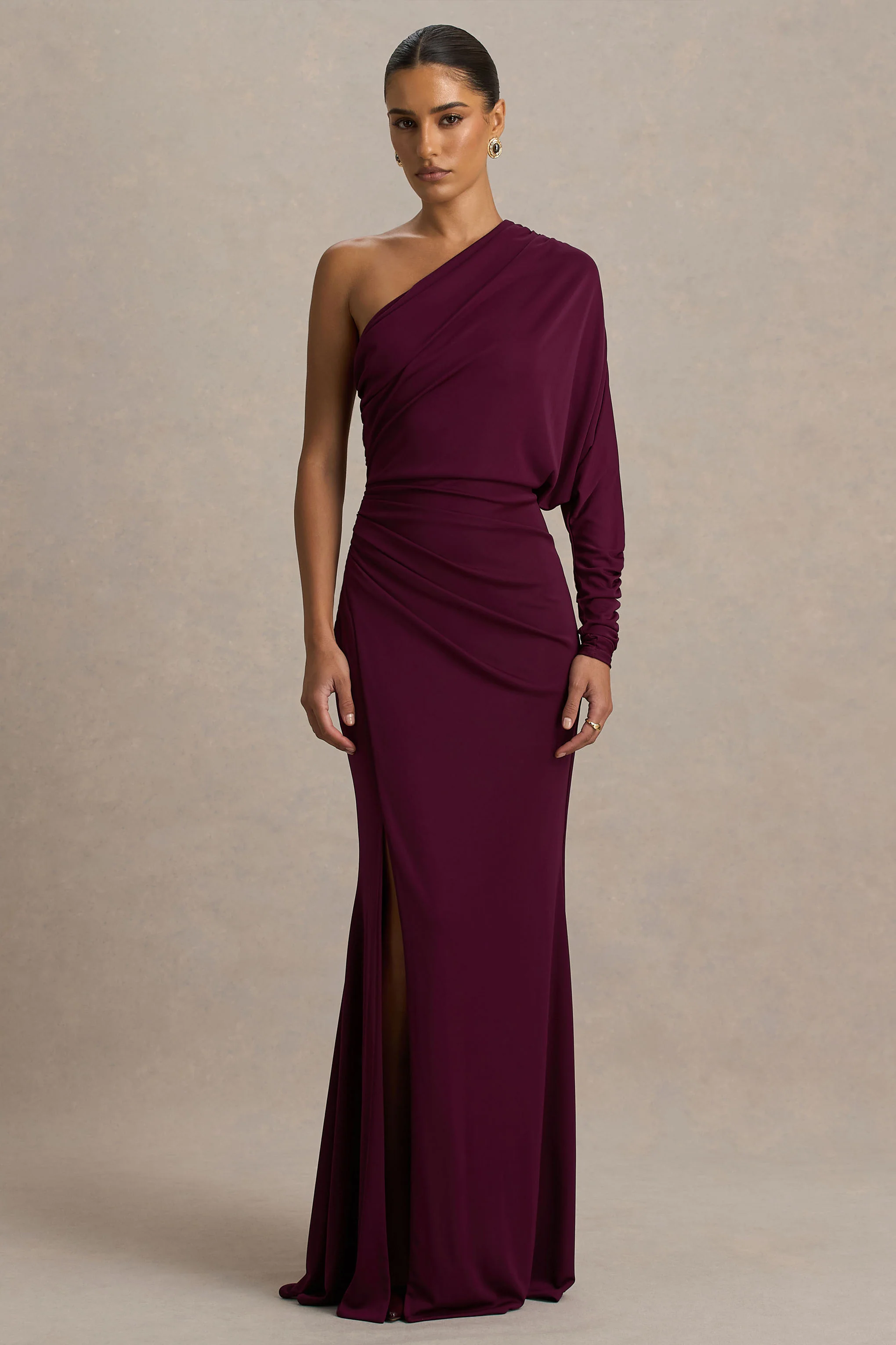 Lola | Burgunderfarbenes Maxikleid mit asymmetrischem Ausschnitt, Raffung und hohem Schlitz - Image 4