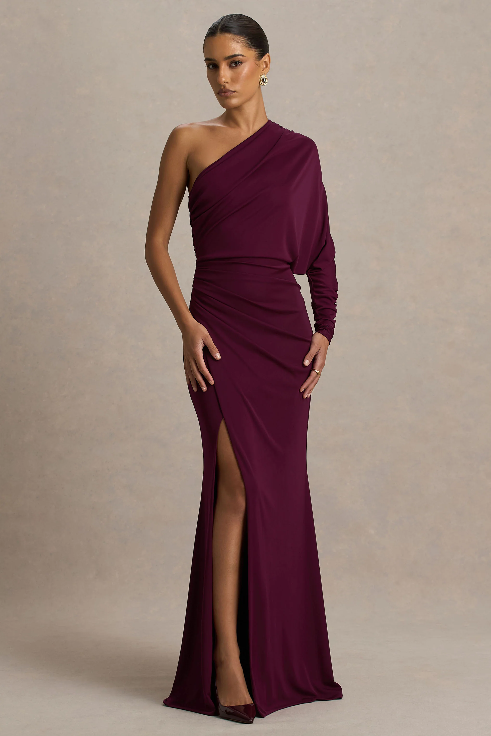Lola | Burgunderfarbenes Maxikleid mit asymmetrischem Ausschnitt, Raffung und hohem Schlitz - Image 5