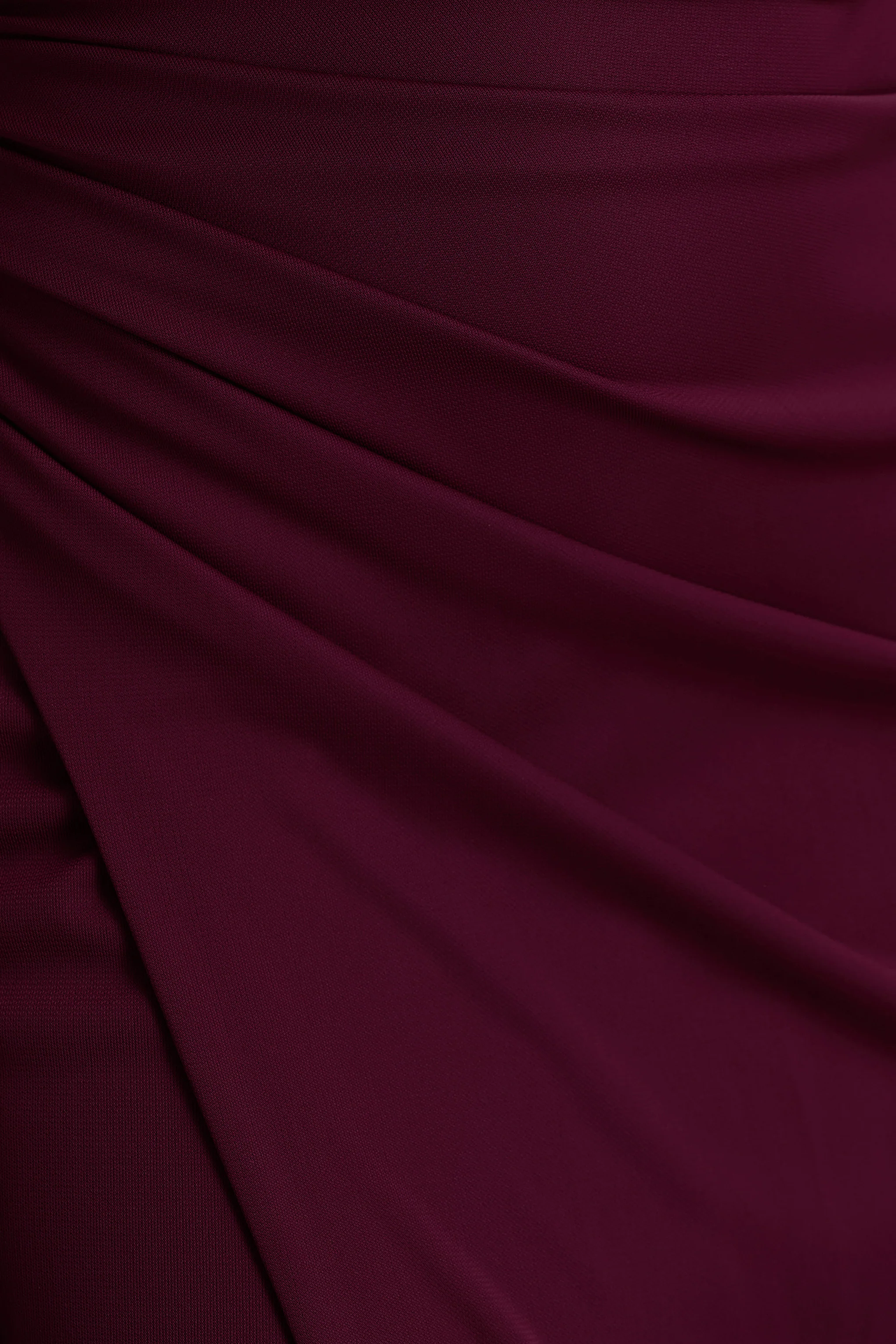 Lola | Burgunderfarbenes Maxikleid mit asymmetrischem Ausschnitt, Raffung und hohem Schlitz - Image 6
