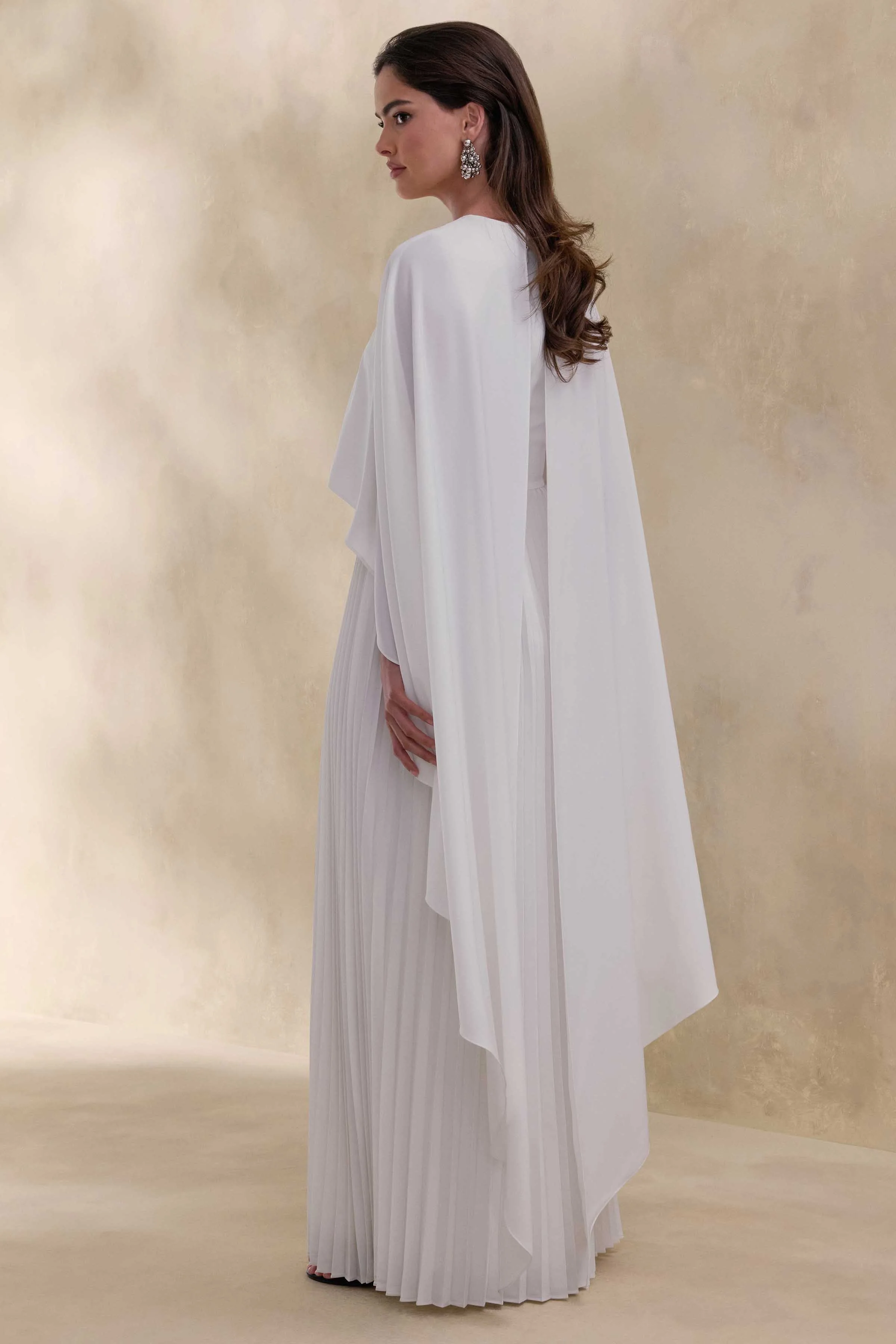 Loradia | Cremefarbenes Maxikleid aus Satin mit Rundhalsausschnitt, Cape-Ärmeln und plissiertem Rock - Image 2