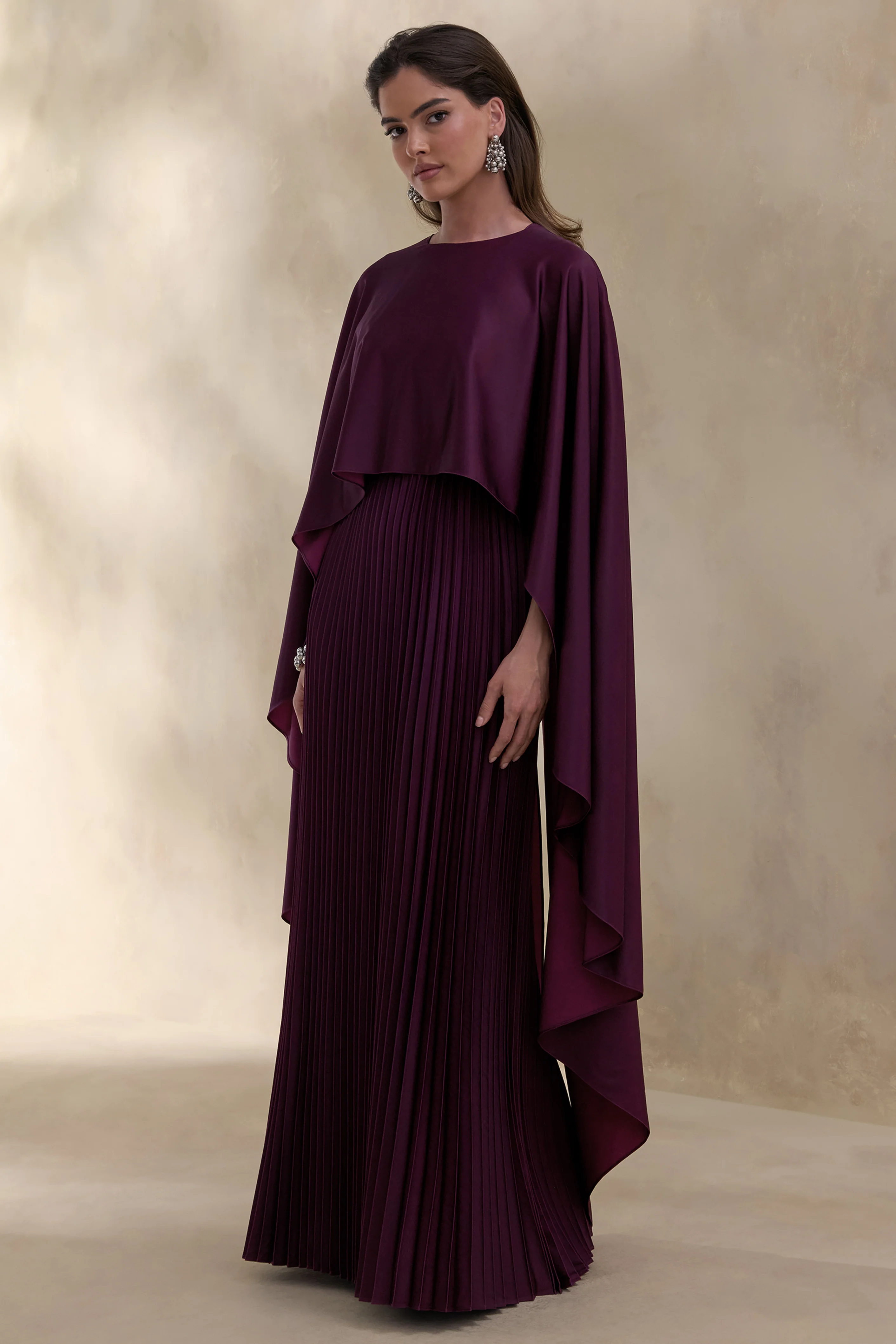 Loradia | Dunkelpflaumenfarbenes Maxikleid aus Satin mit Rundhalsausschnitt, Cape-Ärmeln und plissiertem Rock - Image 5
