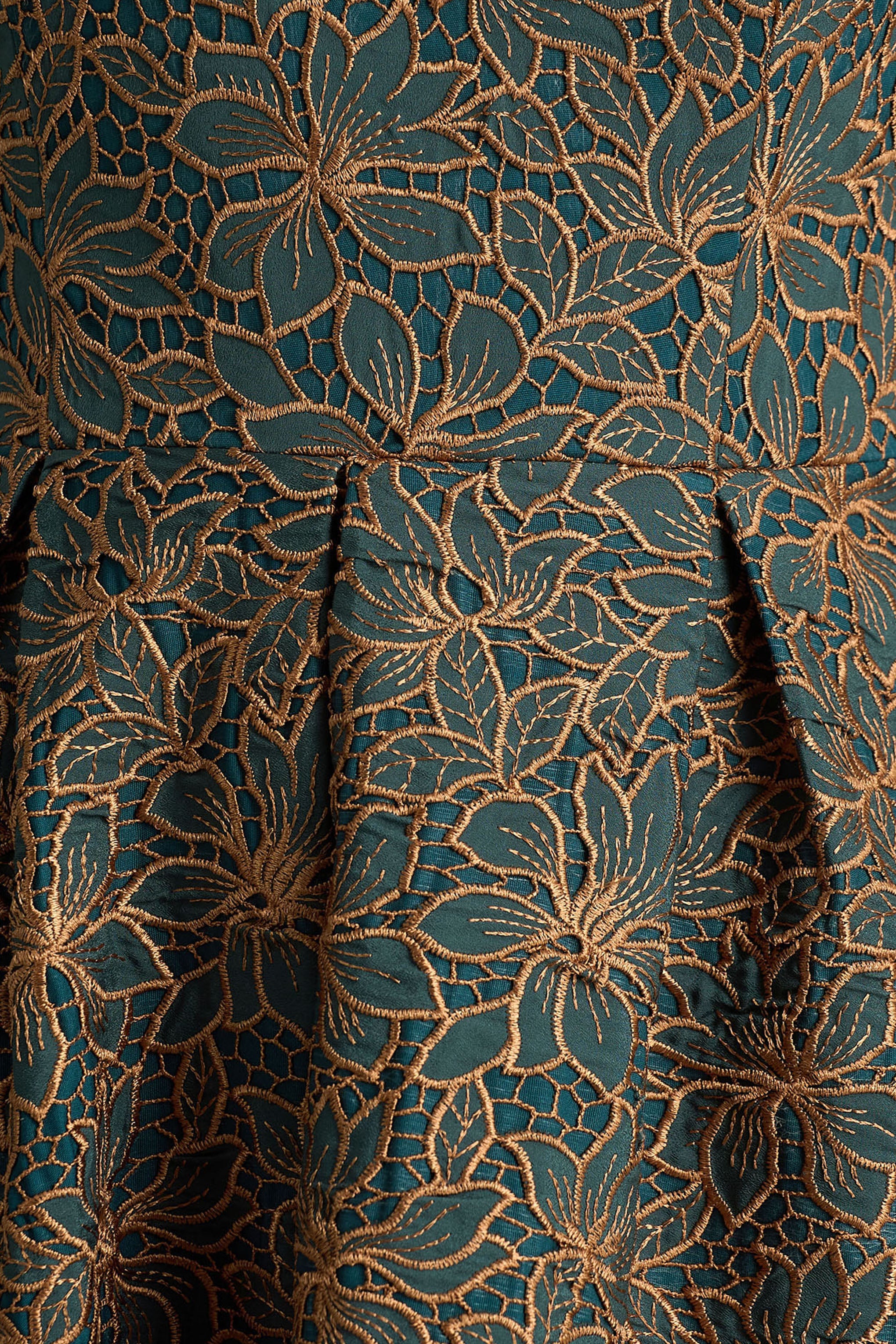 Loretta | Dunkelgrünes und rostfarbenes Midikleid mit Stickerei und Bandeau-Ausschnitt - Image 6