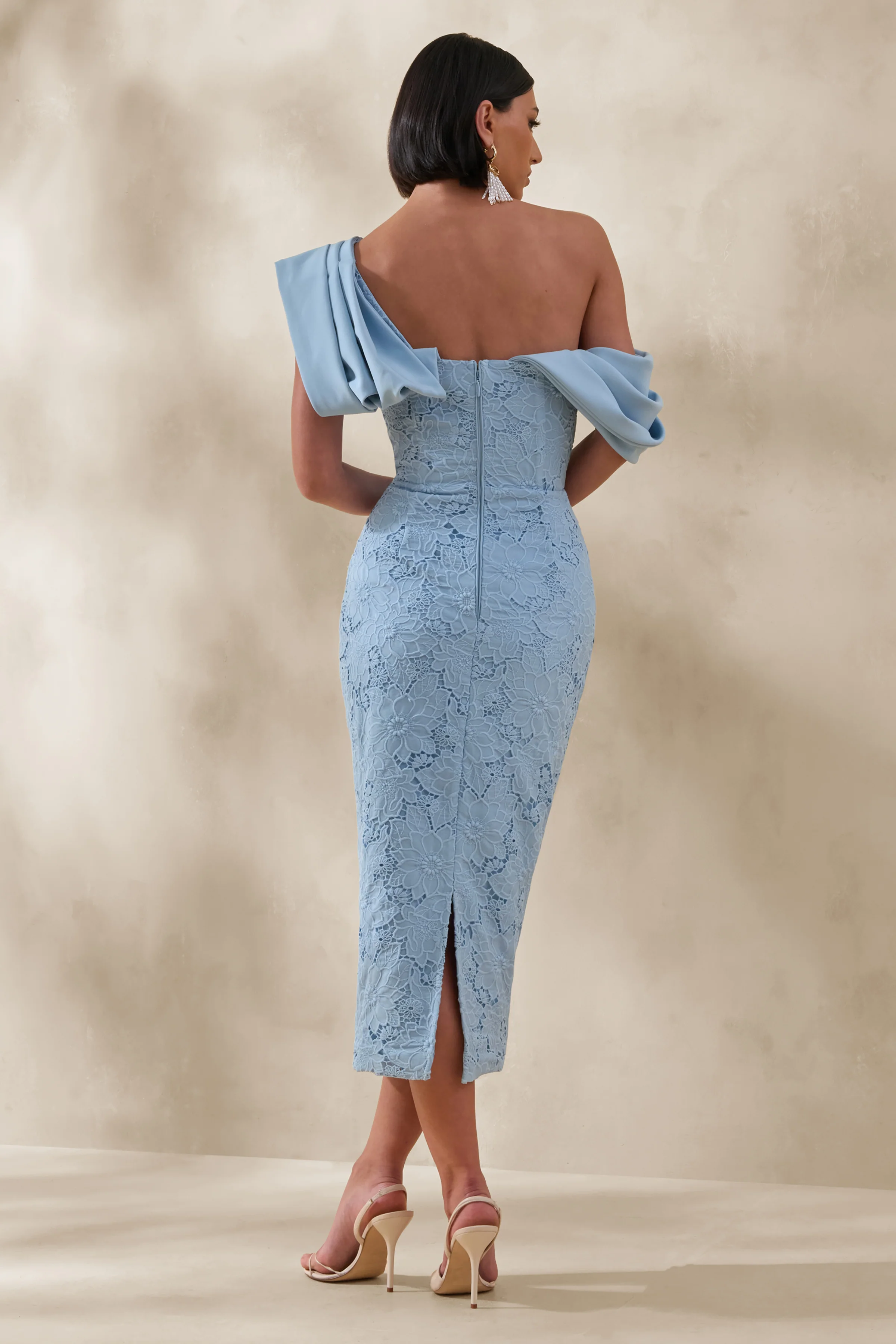 Loria | Puderblaues Midikleid mit asymmetrischem Ausschnitt, Drapierung und Spitzendetail - Image 2