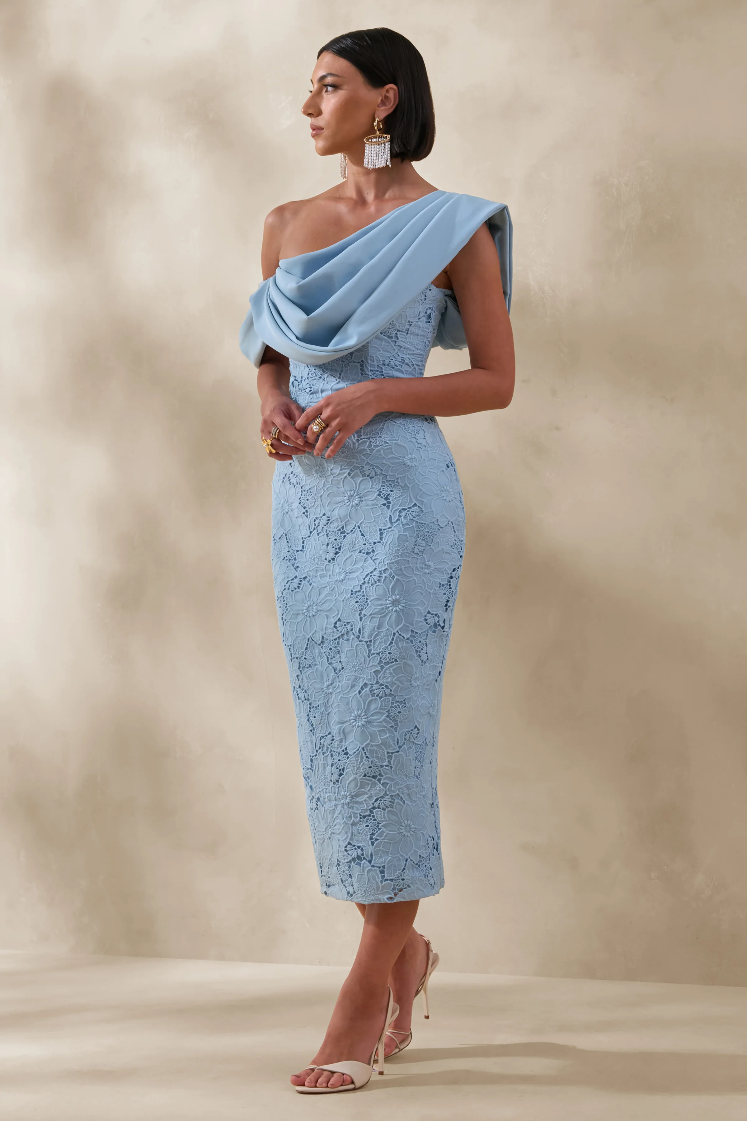 Loria | Puderblaues Midikleid mit asymmetrischem Ausschnitt, Drapierung und Spitzendetail - Image 4