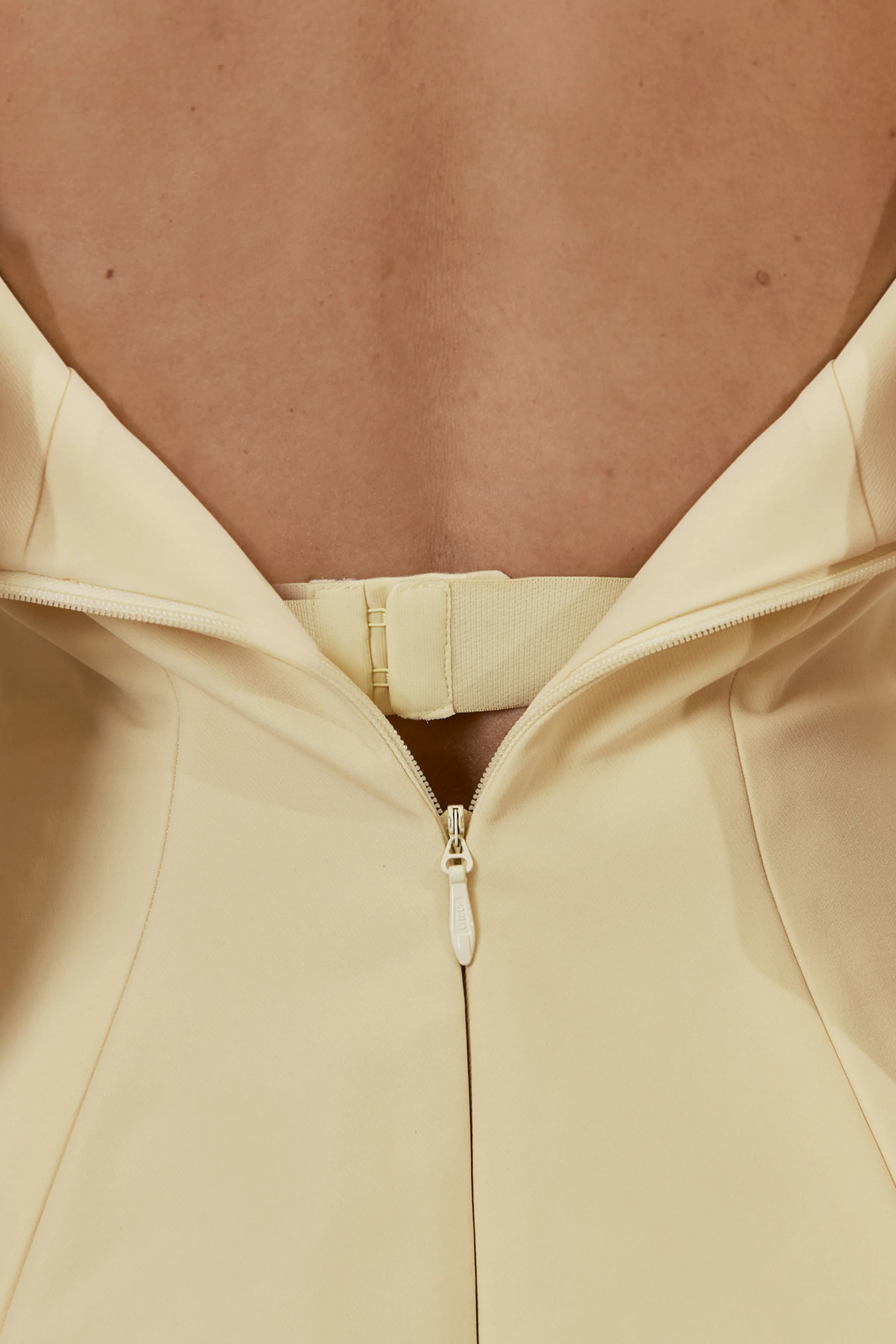 Lorna | Zitronengelbes Bandeau-Maxikleid mit Schal - Image 6