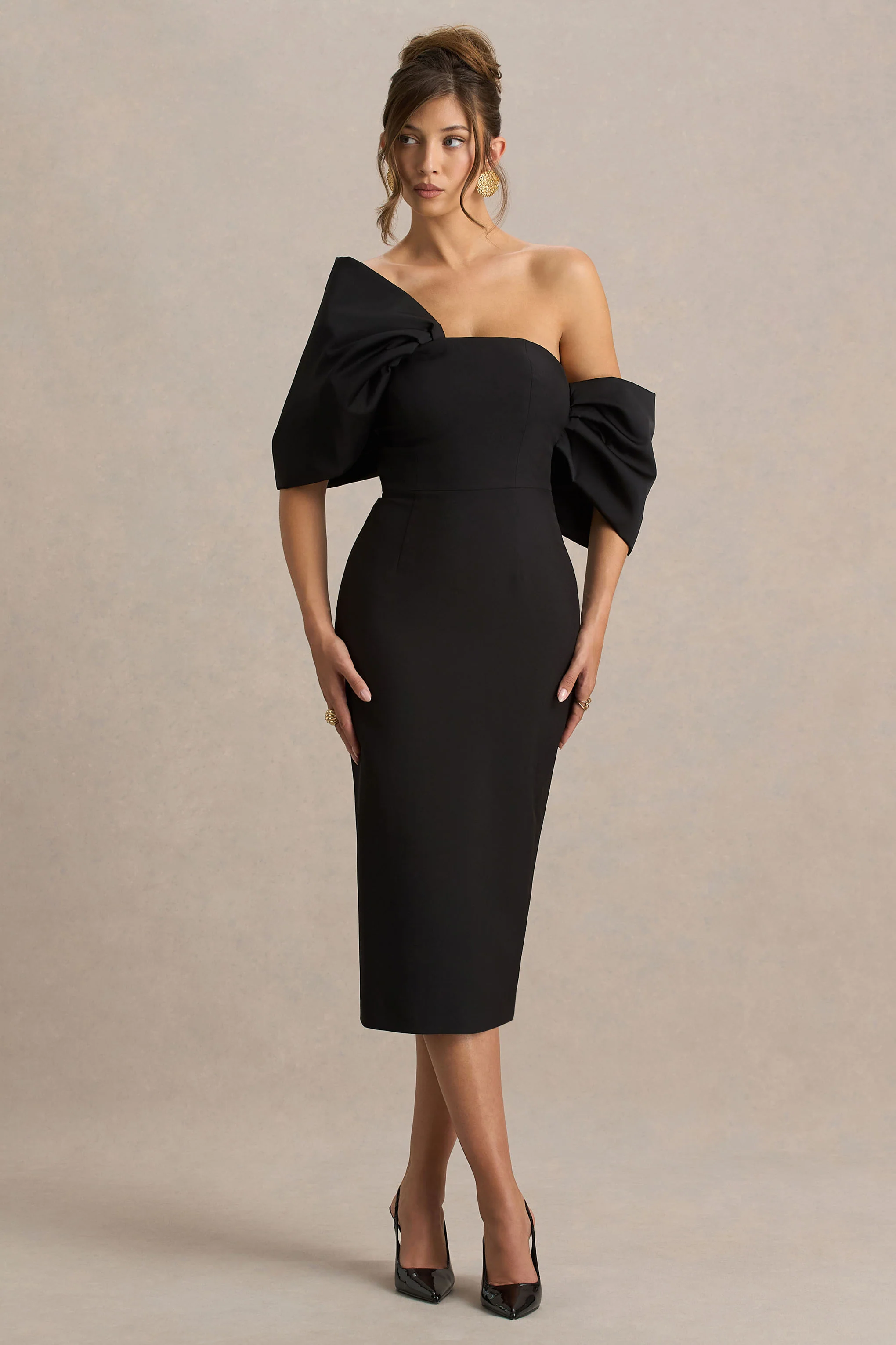 Lucille | Schwarzes Midikleid mit asymmetrischem Bardot-Ausschnitt und Schleifendetail - Image 2