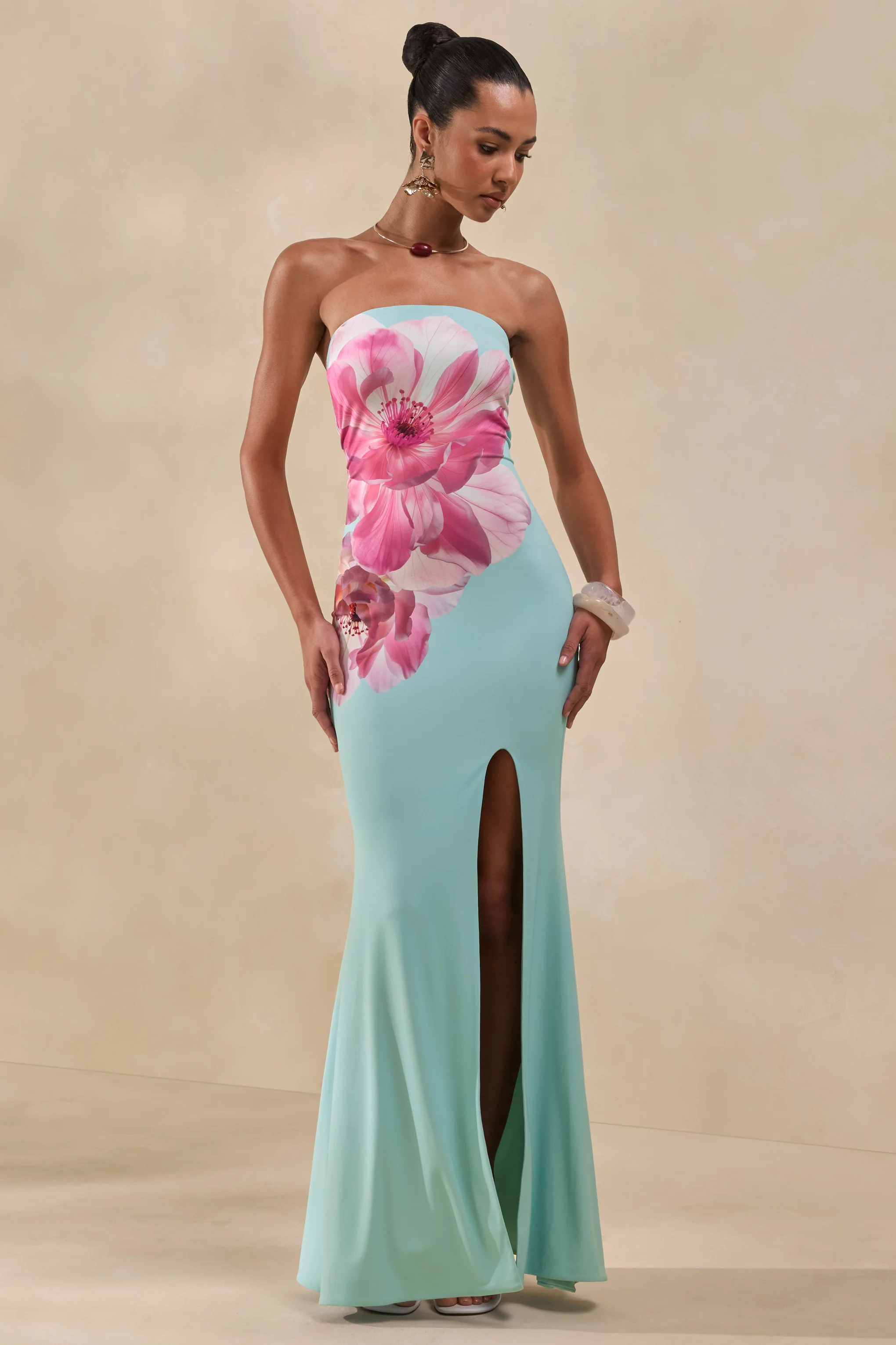 Lumia | Salbeigrünes Maxikleid mit pinkfarbenem Blumenprint und Bandeau-Ausschnitt - Image 4