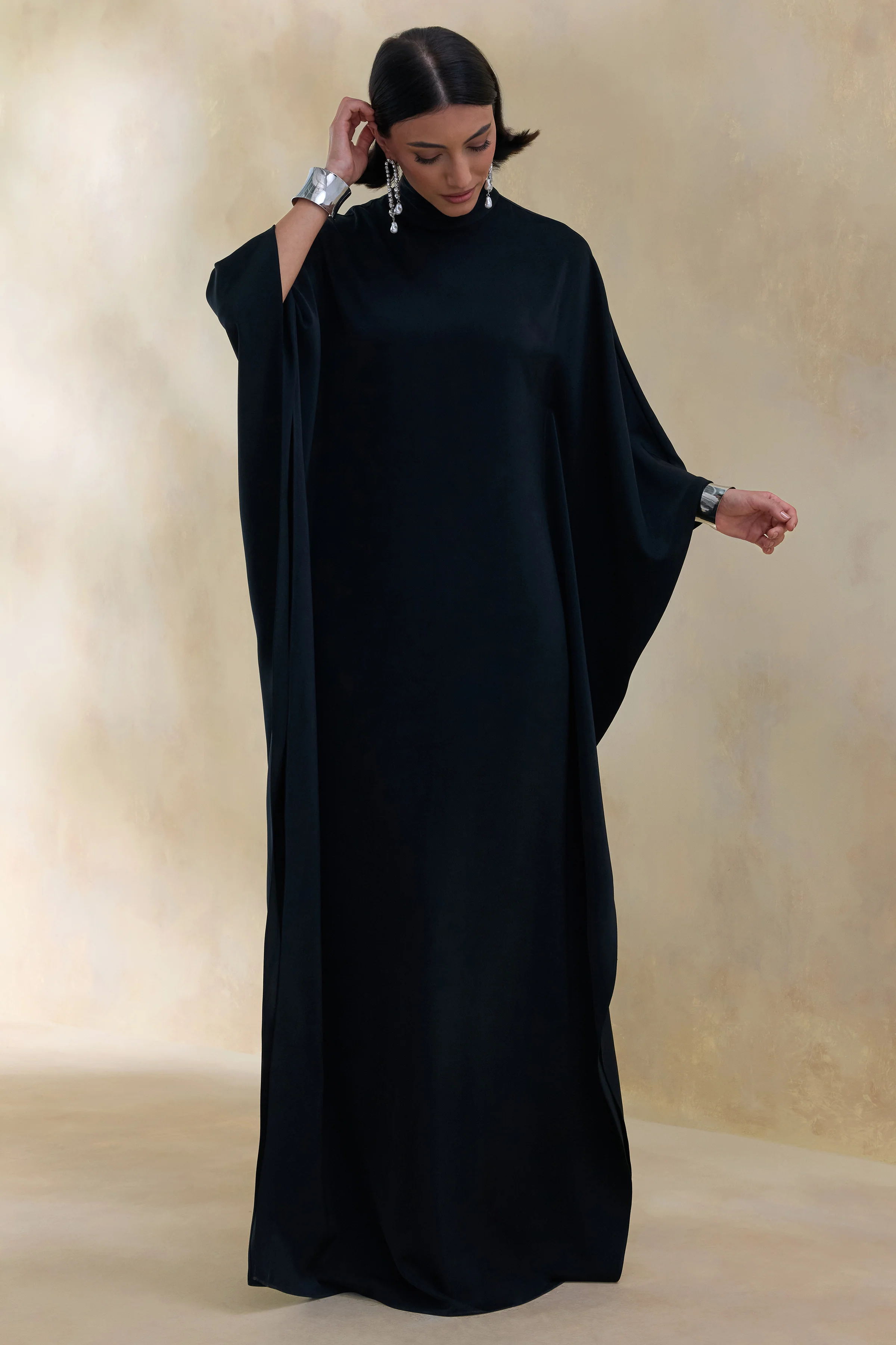Lumisette | Schwarzes Maxikleid aus Satin mit hohem Ausschnitt und Cape - Image 5