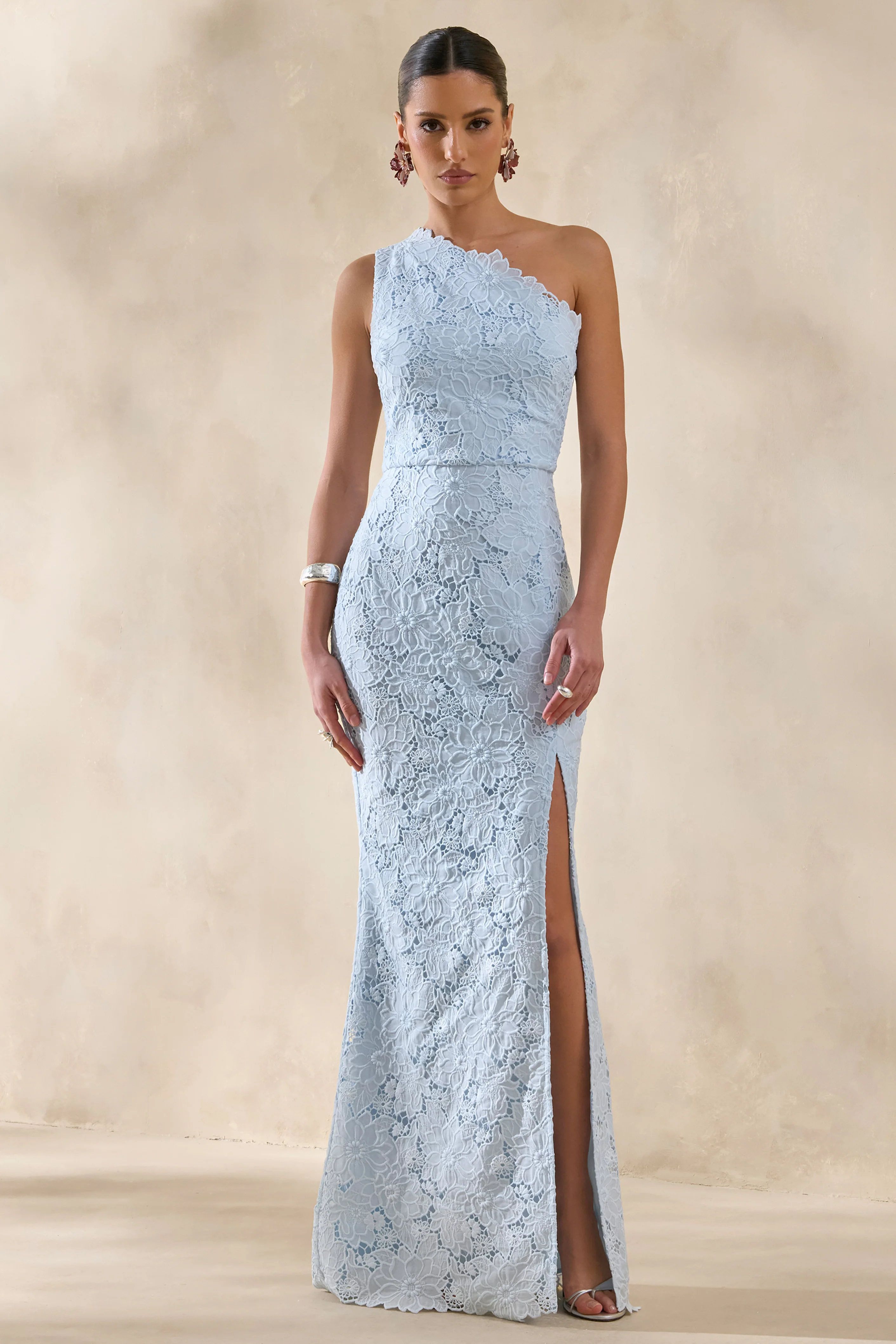 Lunia | Puderblaues Maxikleid aus Broderie Anglaise mit asymmetrischem Ausschnitt