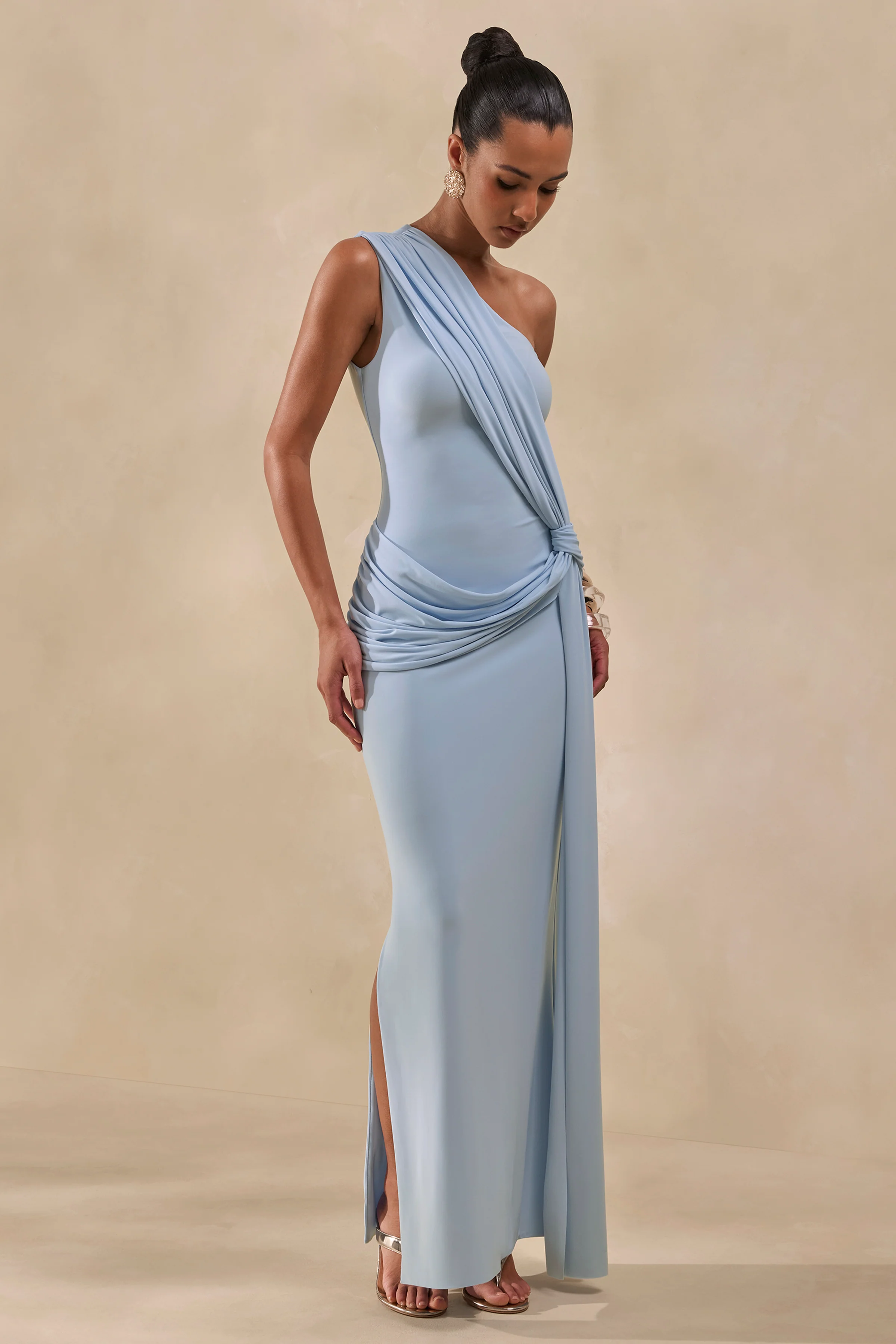 Lunoria | Hellblaues Maxikleid mit asymmetrischem Ausschnitt und Raffung - Image 5