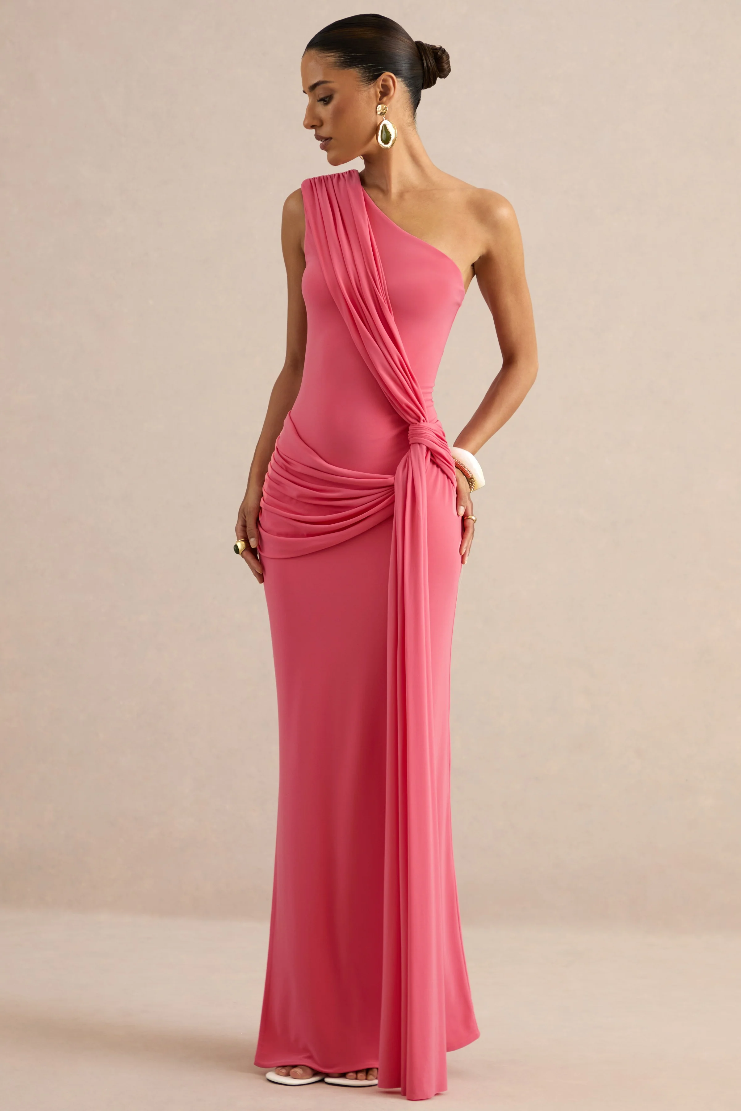 Lunoria | Korallfarbenes Maxikleid mit asymmetrischem Ausschnitt und gerafften Details - Image 5