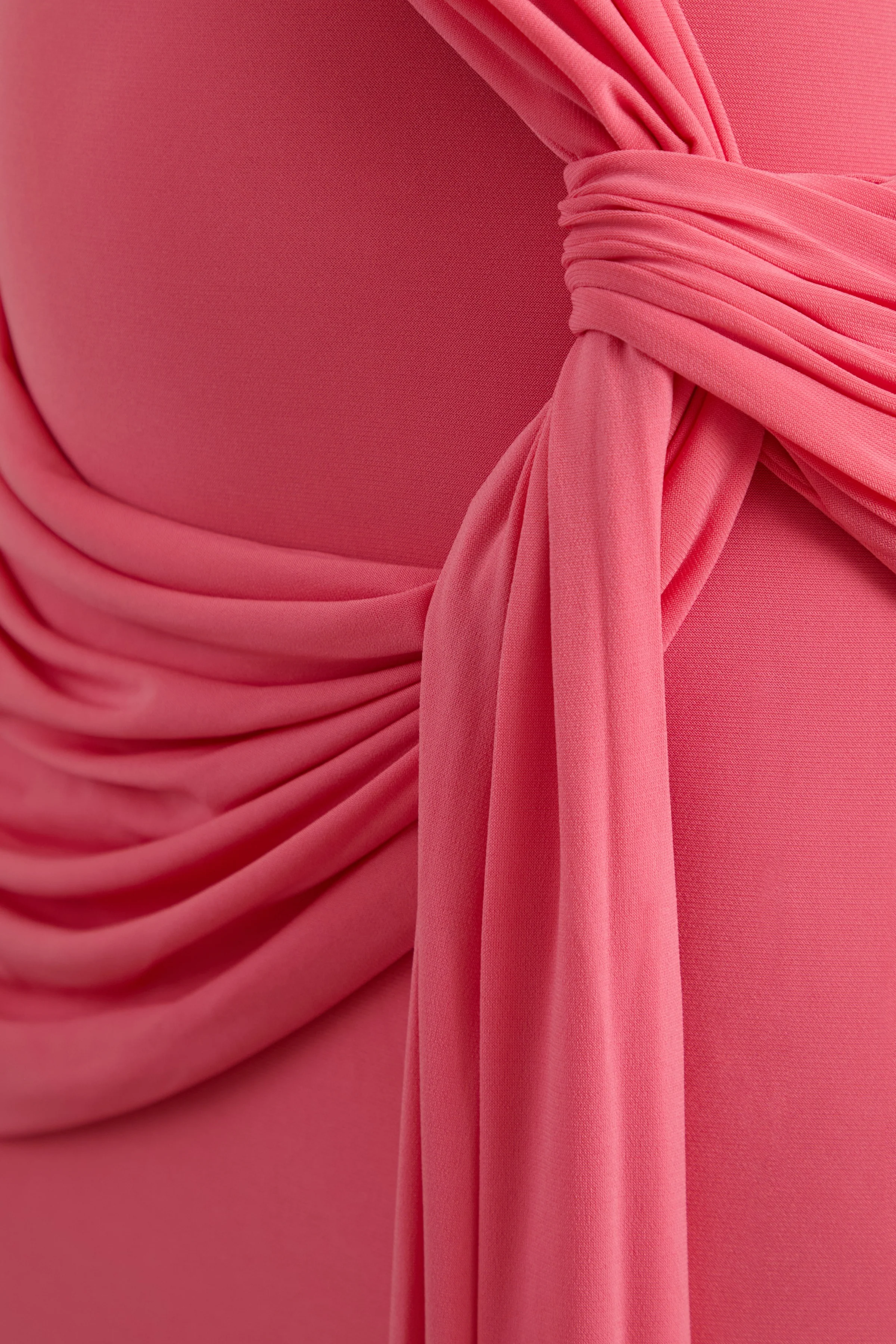 Lunoria | Korallfarbenes Maxikleid mit asymmetrischem Ausschnitt und gerafften Details - Image 7