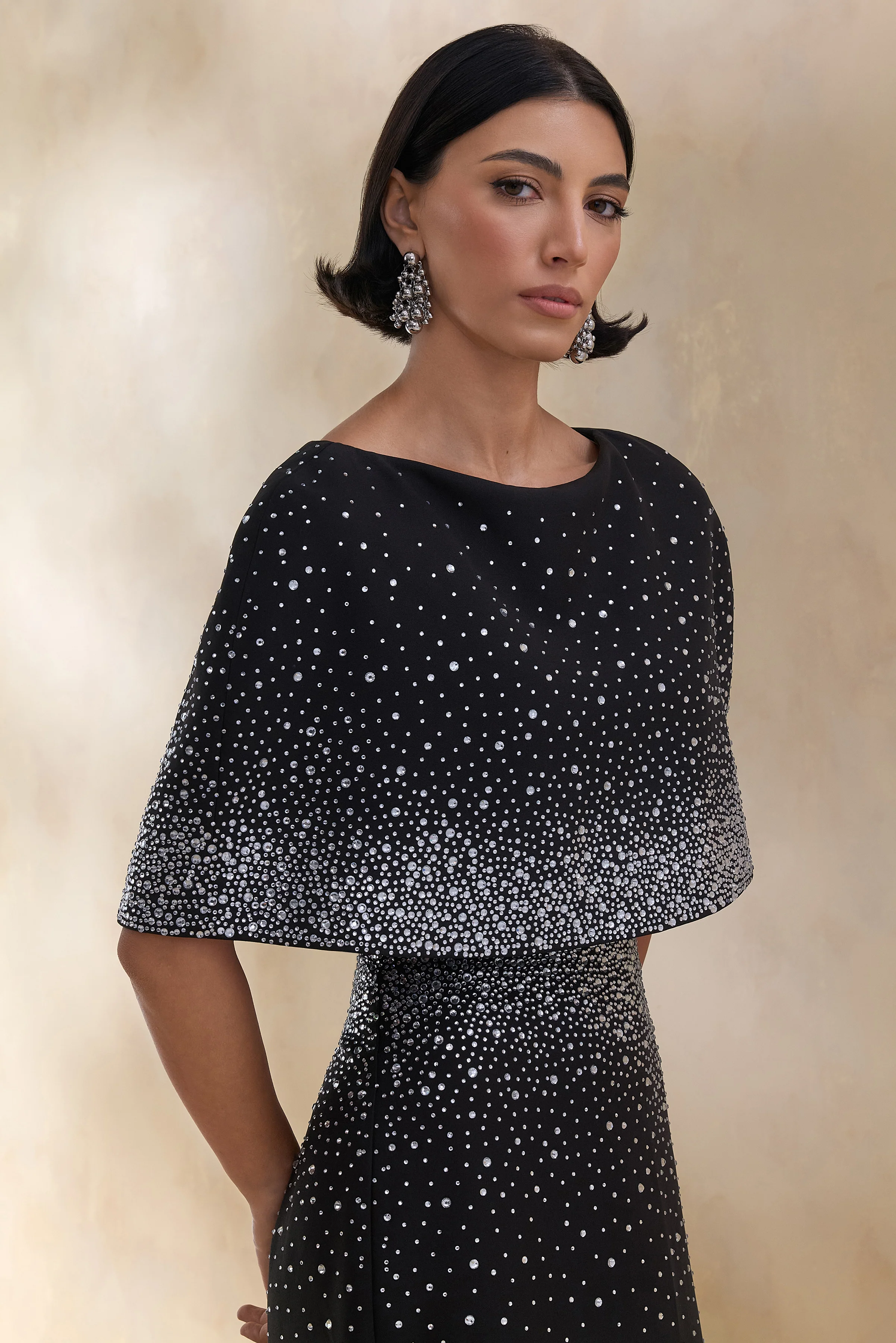 Luxy | Schwarzes, verziertes Crop-Top mit Bootsausschnitt und Cape-Ärmeln - Image 4