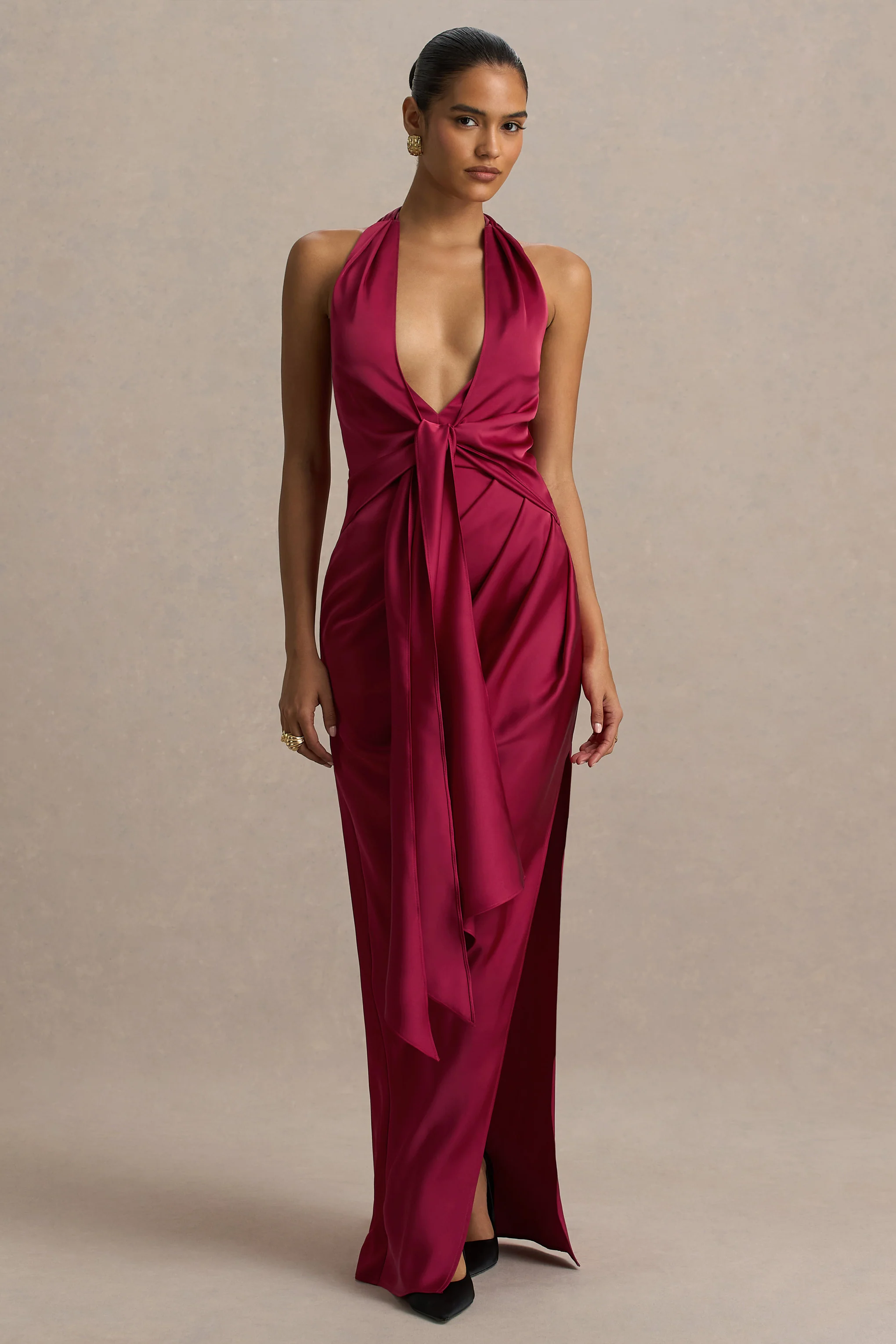 Lynette | Burgunderfarbenes Satin-Maxikleid mit tiefem Ausschnitt und asymmetrischem Schnitt - Image 3